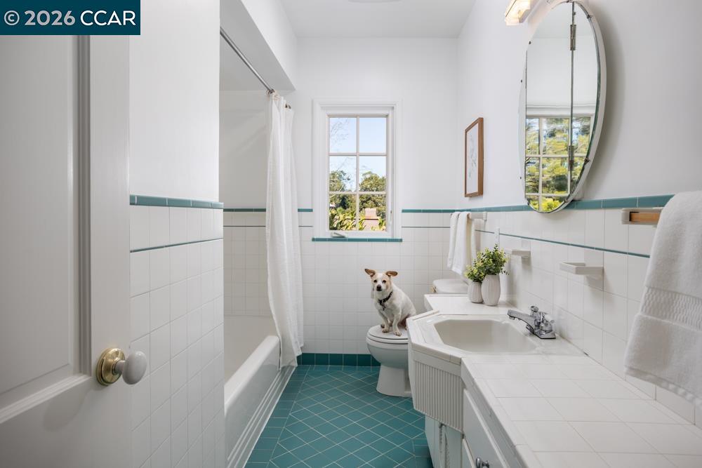 Detail Gallery Image 17 of 37 For 1040 Park Hills Rd, Berkeley,  CA 94708 - 4 Beds | 3 Baths