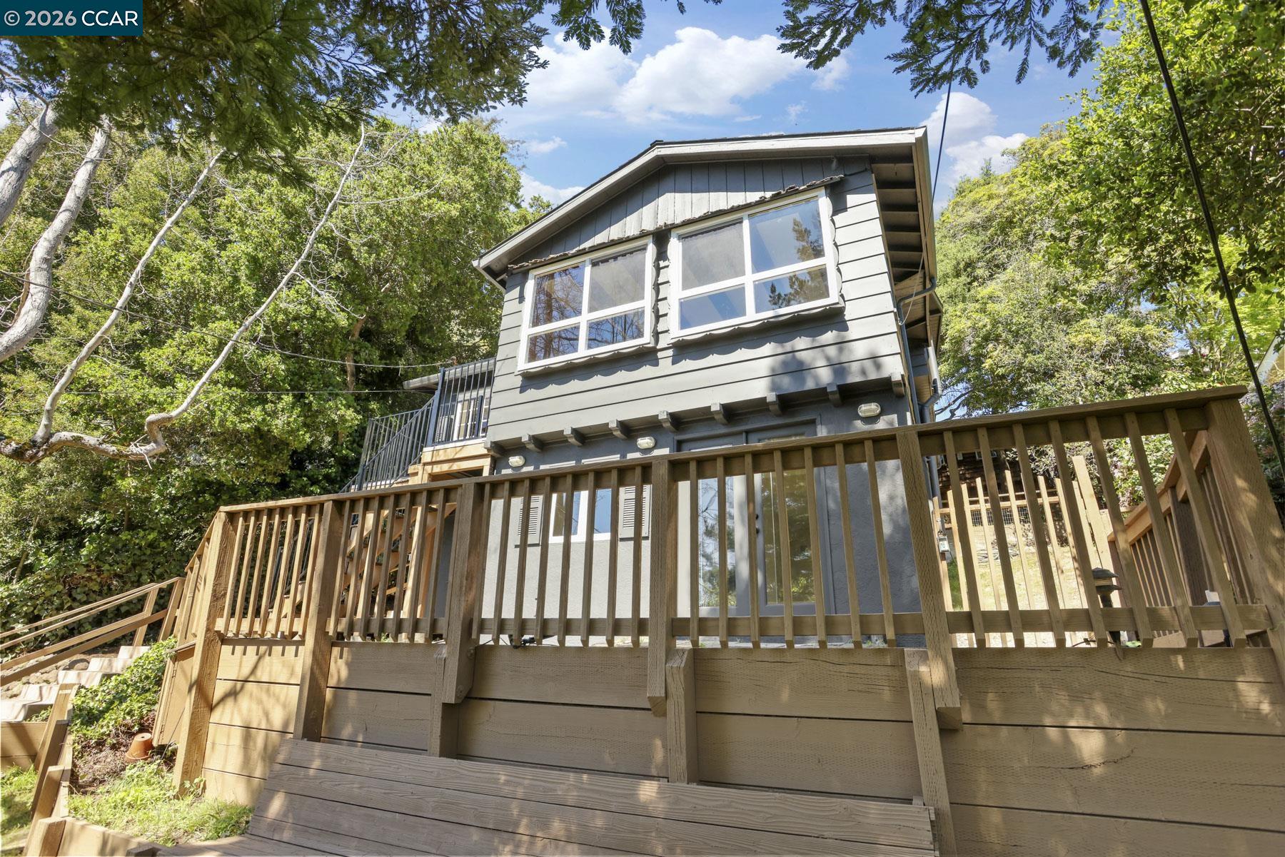 Detail Gallery Image 2 of 40 For 5716 Merriewood Drive, Oakland,  CA 94611 - 4 Beds | 2/1 Baths