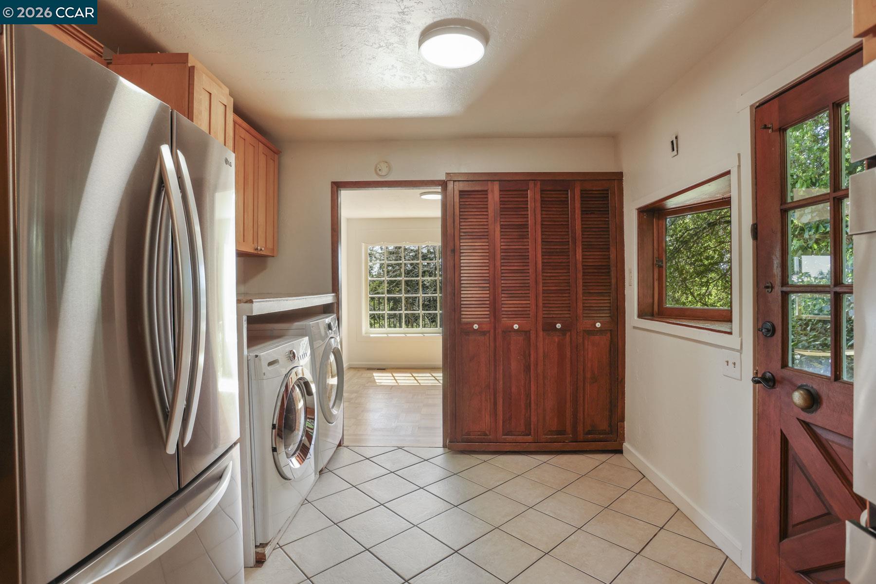 Detail Gallery Image 12 of 40 For 5716 Merriewood Drive, Oakland,  CA 94611 - 4 Beds | 2/1 Baths