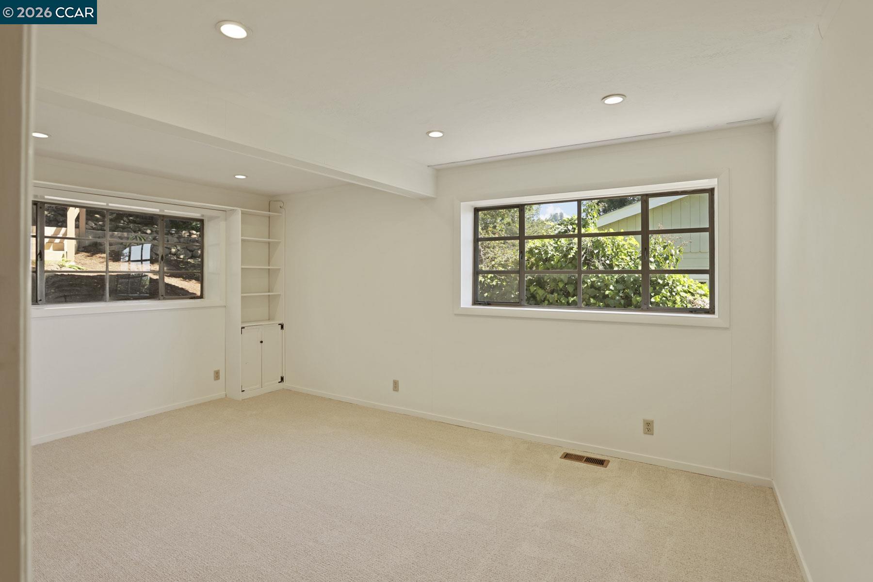Detail Gallery Image 17 of 40 For 5716 Merriewood Drive, Oakland,  CA 94611 - 4 Beds | 2/1 Baths