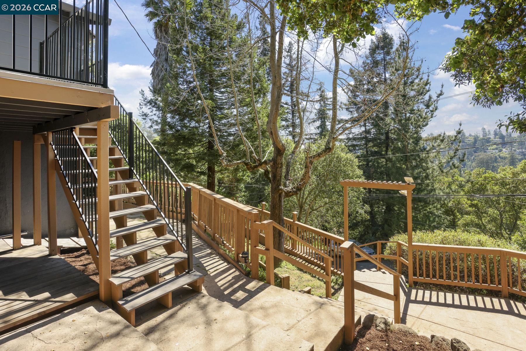 Detail Gallery Image 4 of 40 For 5716 Merriewood Drive, Oakland,  CA 94611 - 4 Beds | 2/1 Baths