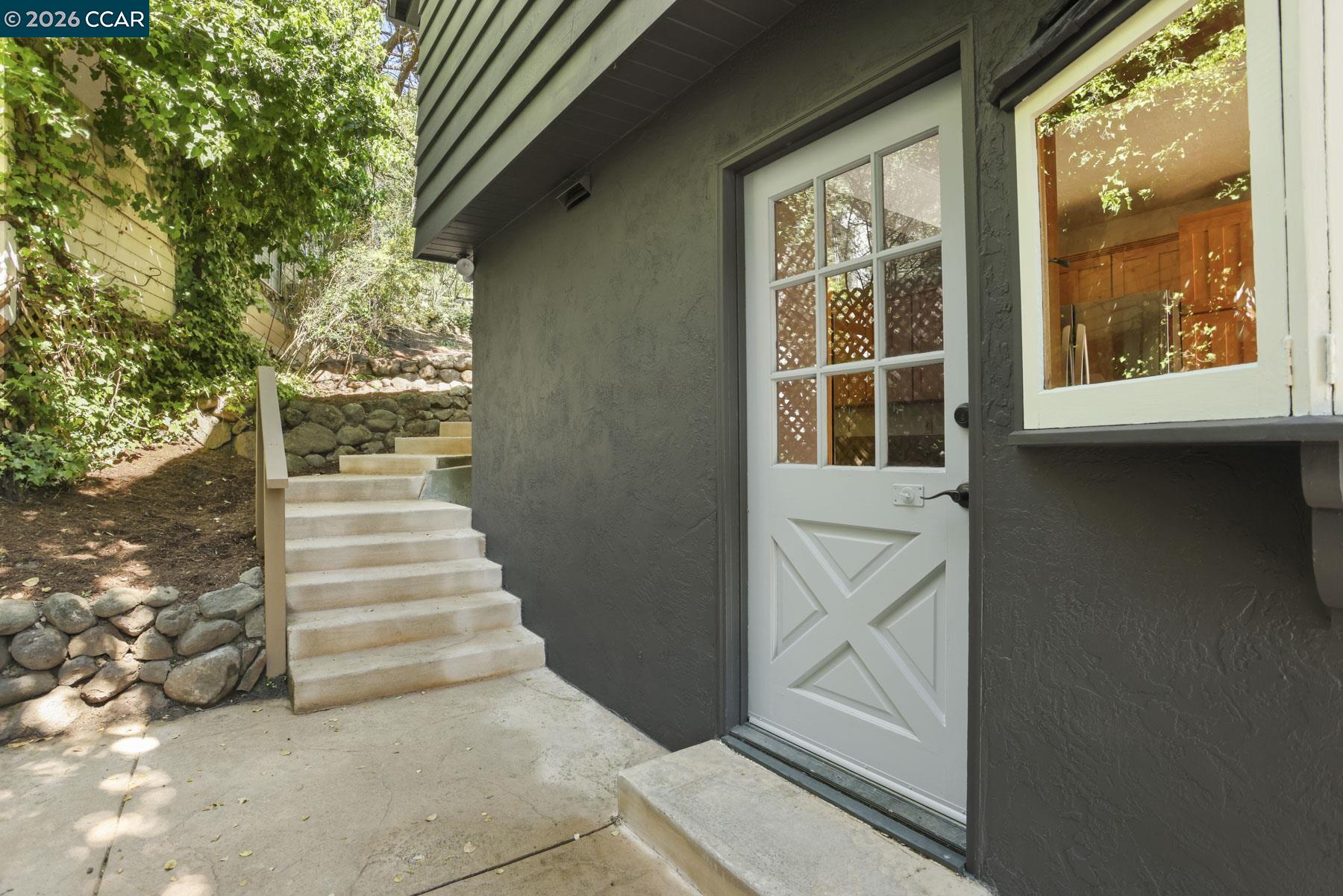 Detail Gallery Image 6 of 40 For 5716 Merriewood Drive, Oakland,  CA 94611 - 4 Beds | 2/1 Baths