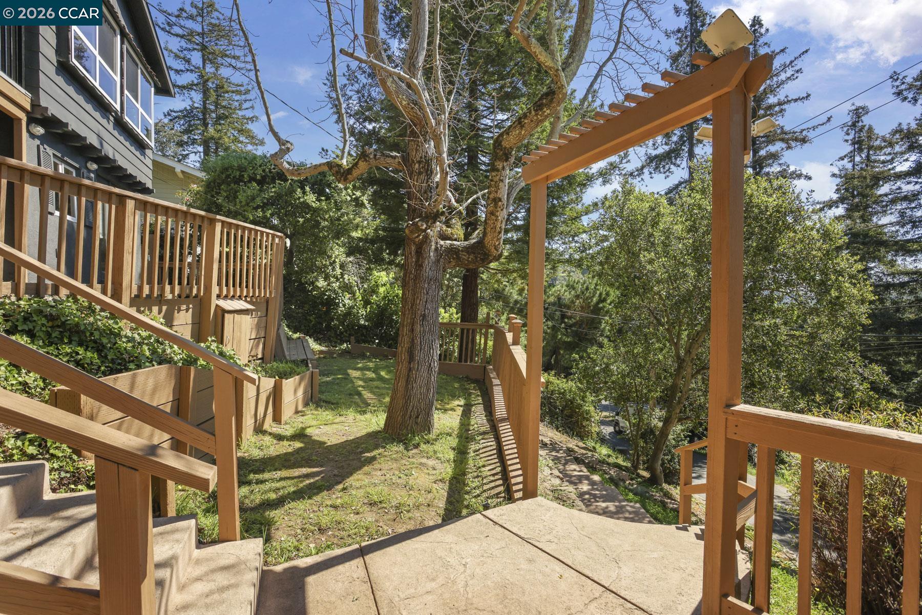 Detail Gallery Image 7 of 40 For 5716 Merriewood Drive, Oakland,  CA 94611 - 4 Beds | 2/1 Baths