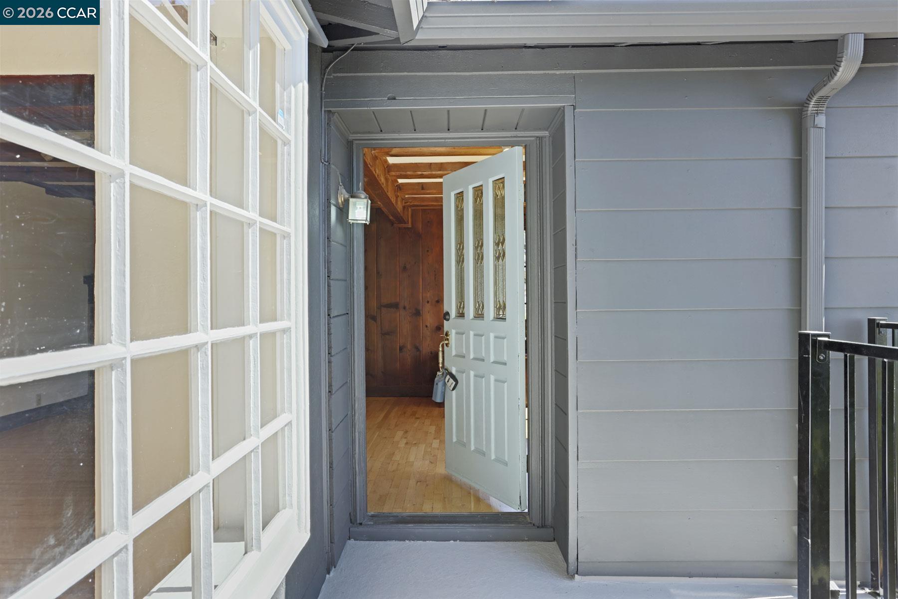 Detail Gallery Image 8 of 40 For 5716 Merriewood Drive, Oakland,  CA 94611 - 4 Beds | 2/1 Baths