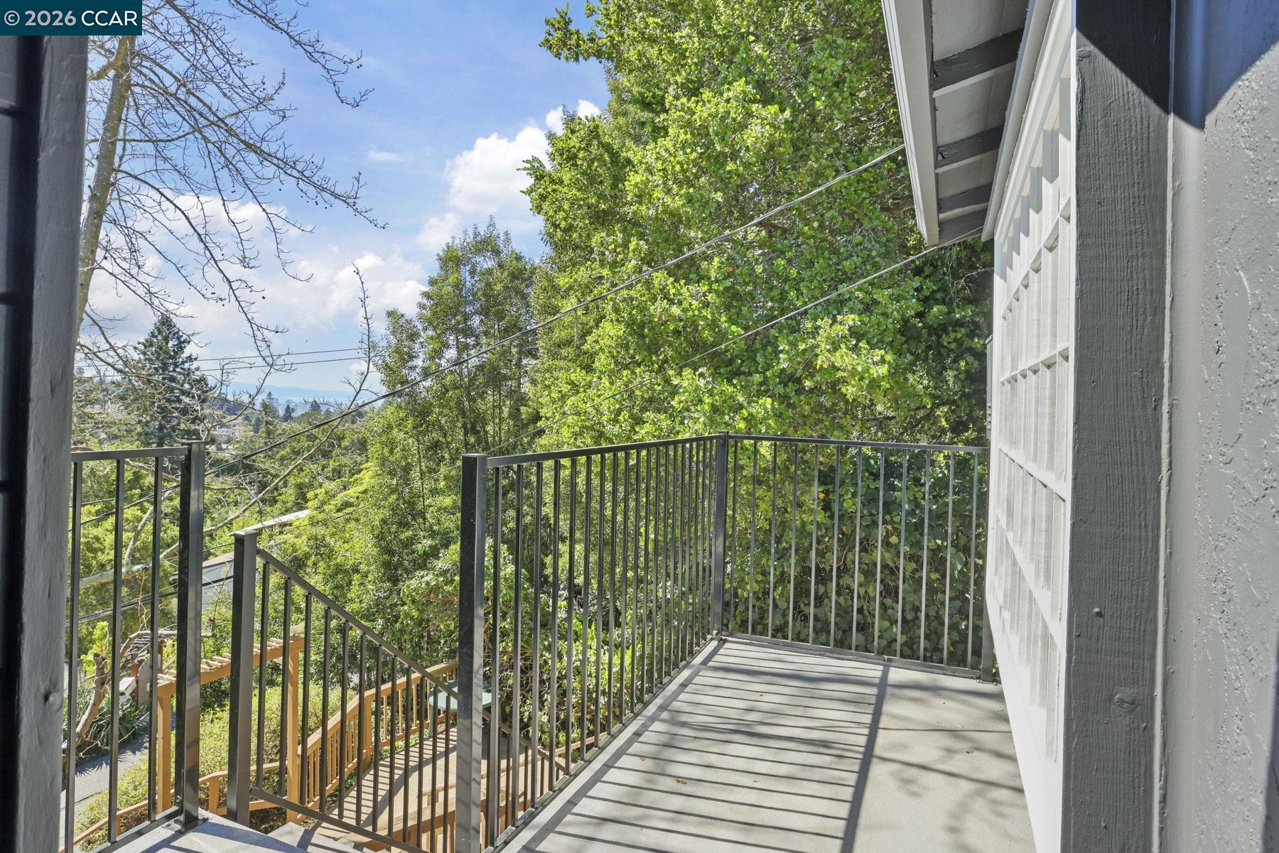 Detail Gallery Image 9 of 40 For 5716 Merriewood Drive, Oakland,  CA 94611 - 4 Beds | 2/1 Baths