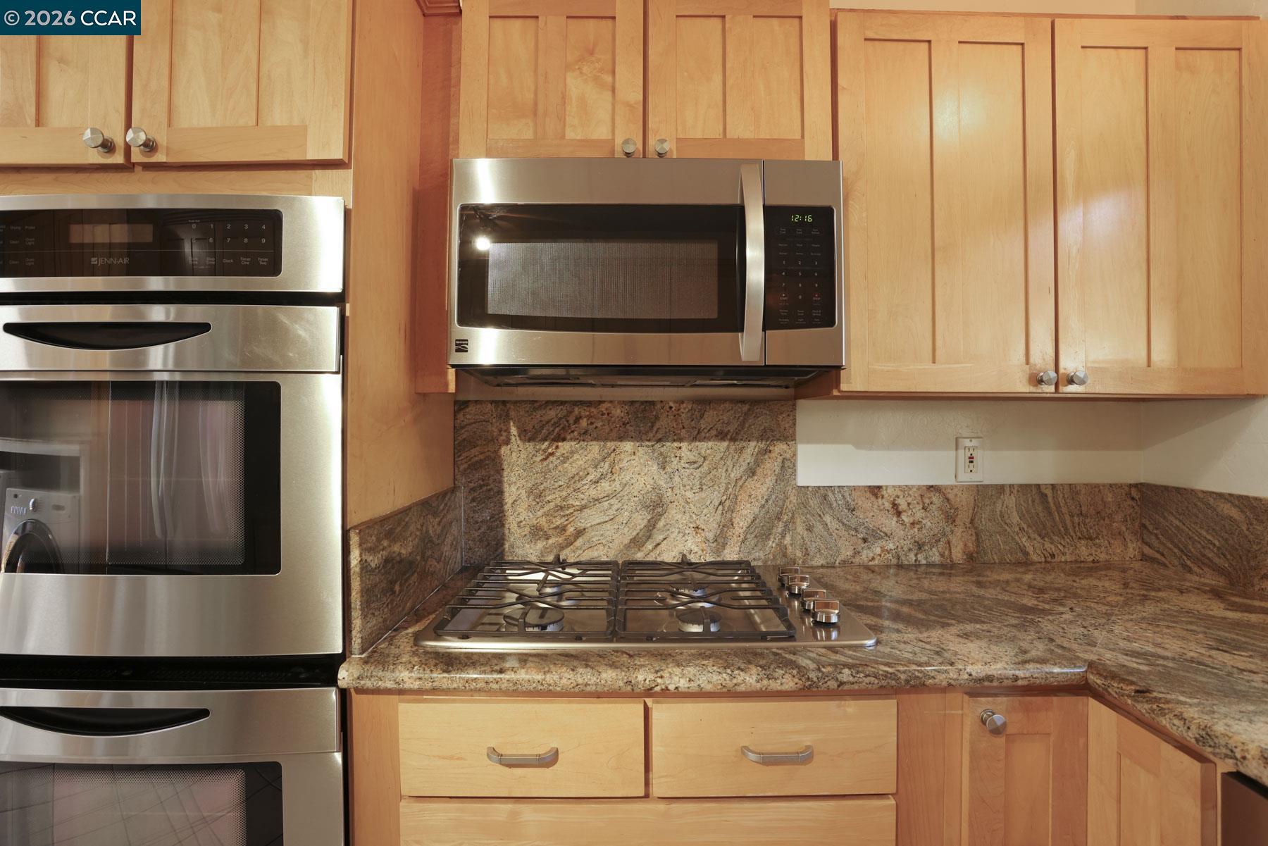 Detail Gallery Image 10 of 40 For 5716 Merriewood Drive, Oakland,  CA 94611 - 4 Beds | 2/1 Baths