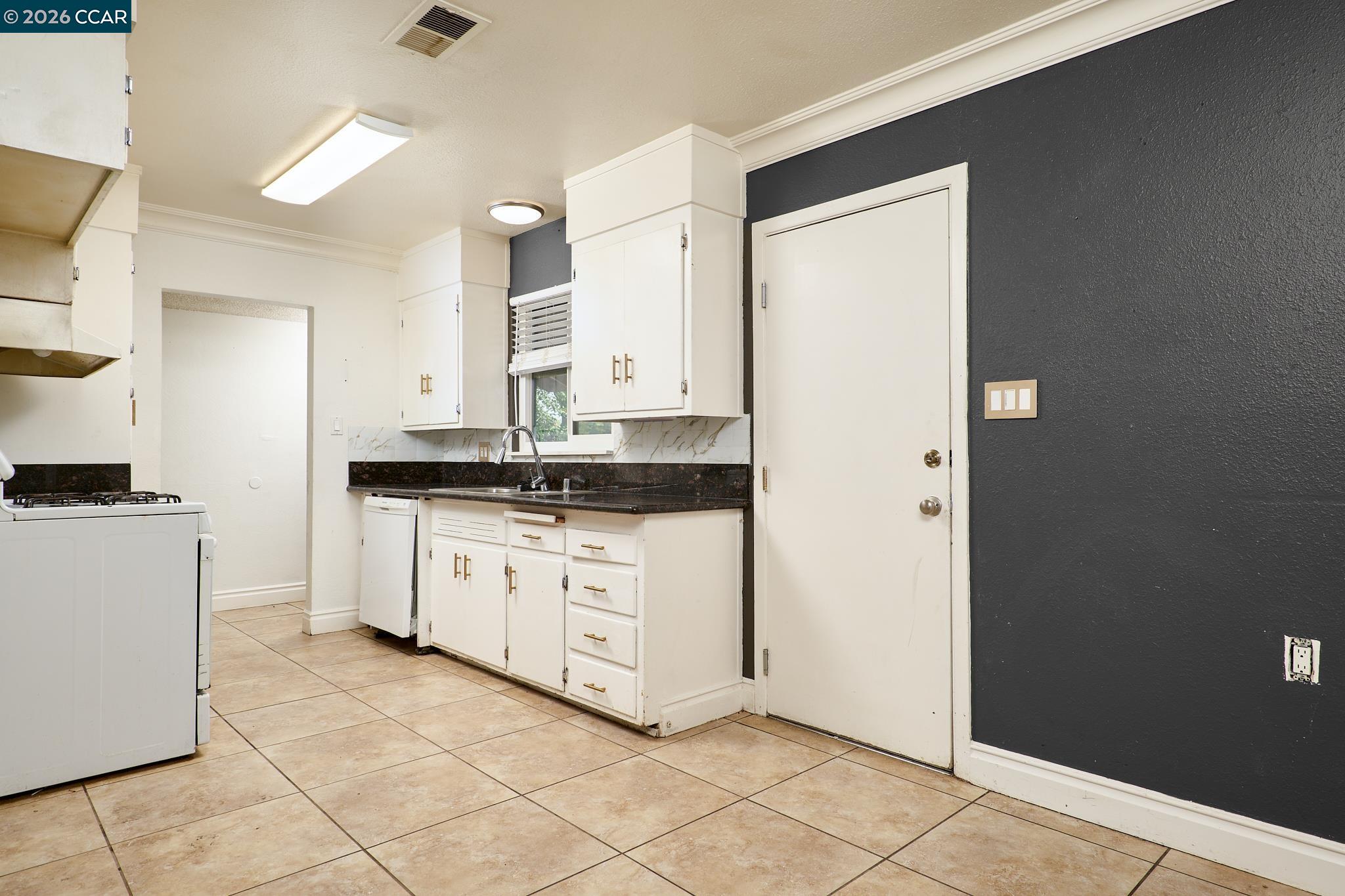 Detail Gallery Image 3 of 20 For 3153 Normington Dr, Sacramento,  CA 95833 - 3 Beds | 1 Baths