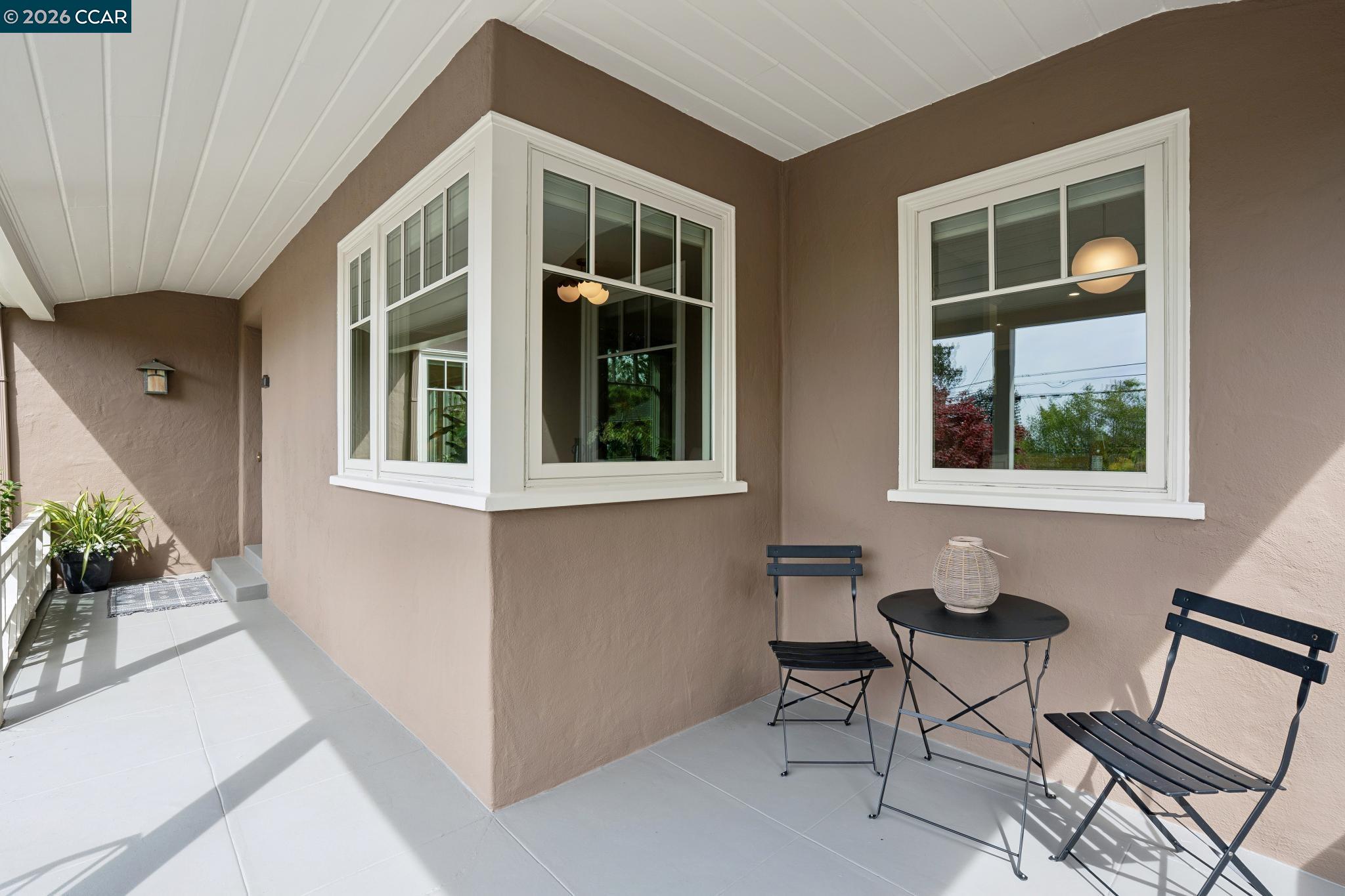 Detail Gallery Image 2 of 34 For 5430 Proctor Ave, Oakland,  CA 94618 - 4 Beds | 3 Baths