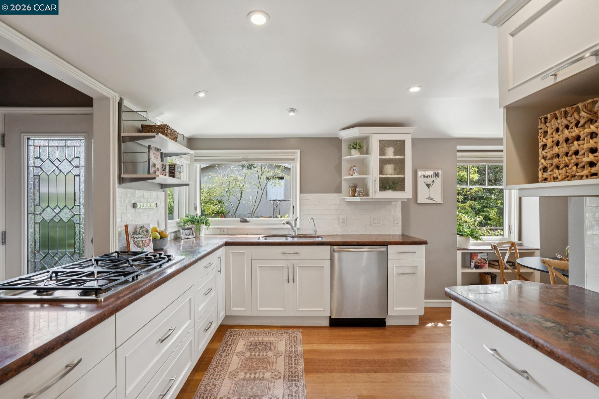 Detail Gallery Image 14 of 34 For 5430 Proctor Ave, Oakland,  CA 94618 - 4 Beds | 3 Baths