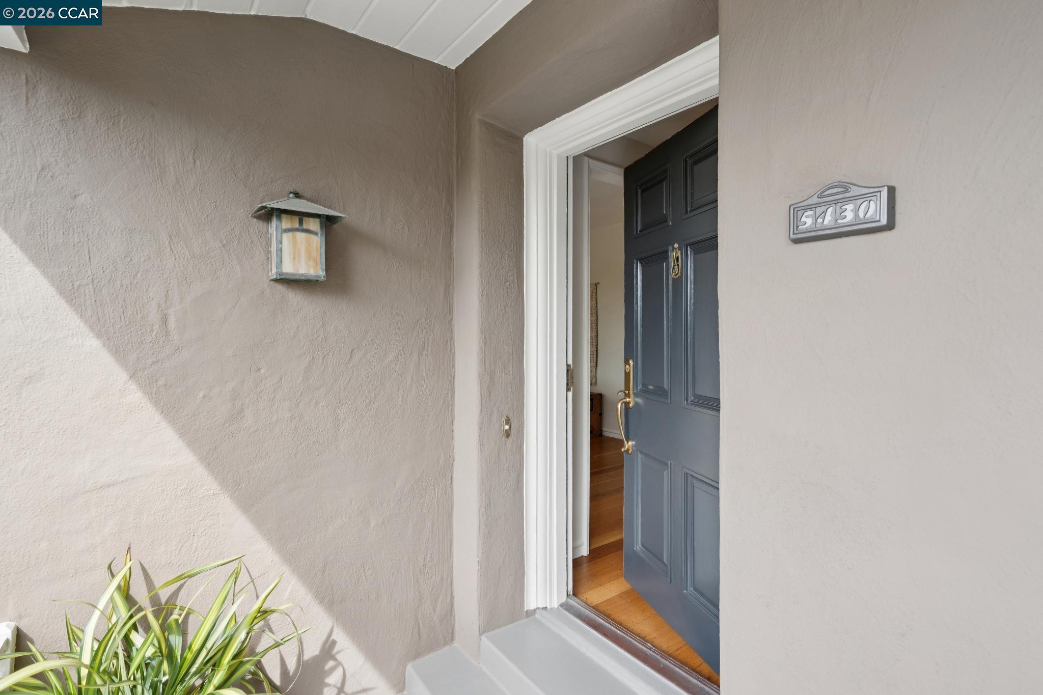 Detail Gallery Image 4 of 34 For 5430 Proctor Ave, Oakland,  CA 94618 - 4 Beds | 3 Baths