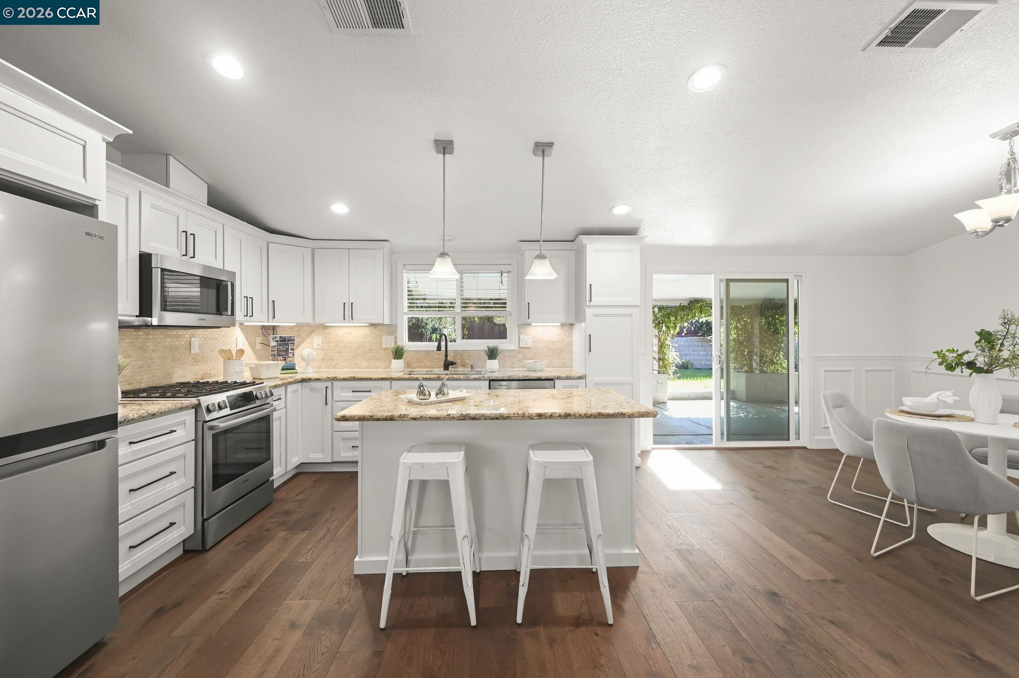 Detail Gallery Image 8 of 30 For 3782 Hitchcock Rd, Concord,  CA 94518 - 3 Beds | 2 Baths