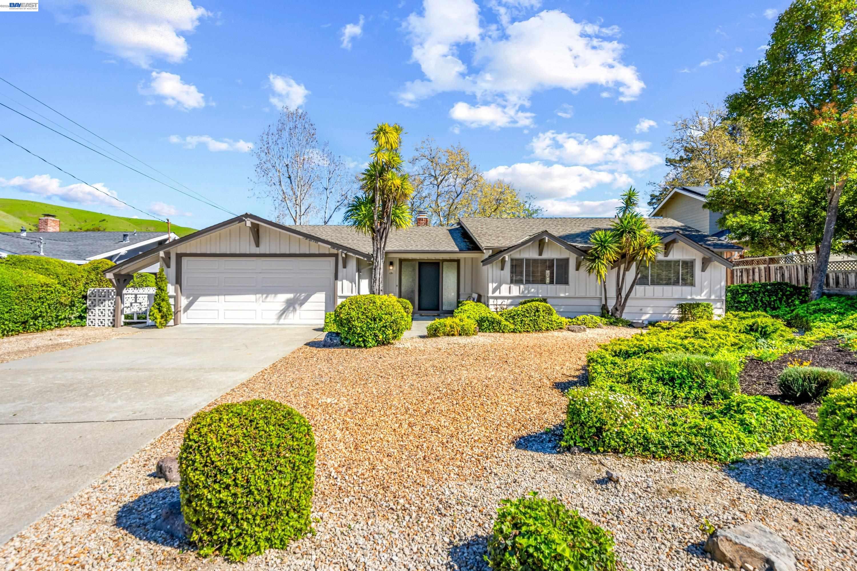 Detail Gallery Image 2 of 39 For 121 Ardith Dr, Orinda,  CA 94563 - 3 Beds | 2 Baths