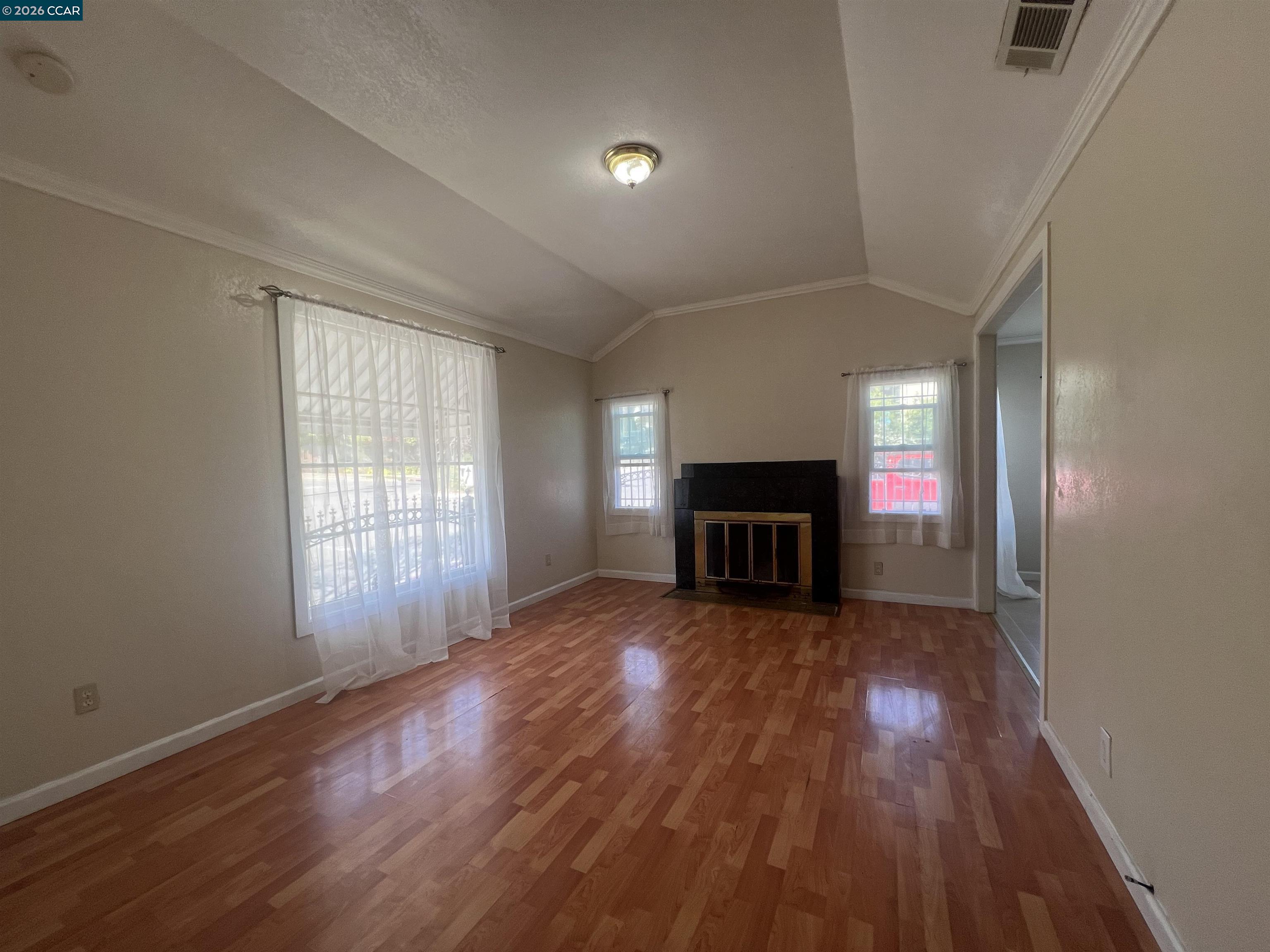 Detail Gallery Image 6 of 24 For 1954 48th Ave, Oakland,  CA 94601 - 2 Beds | 1 Baths