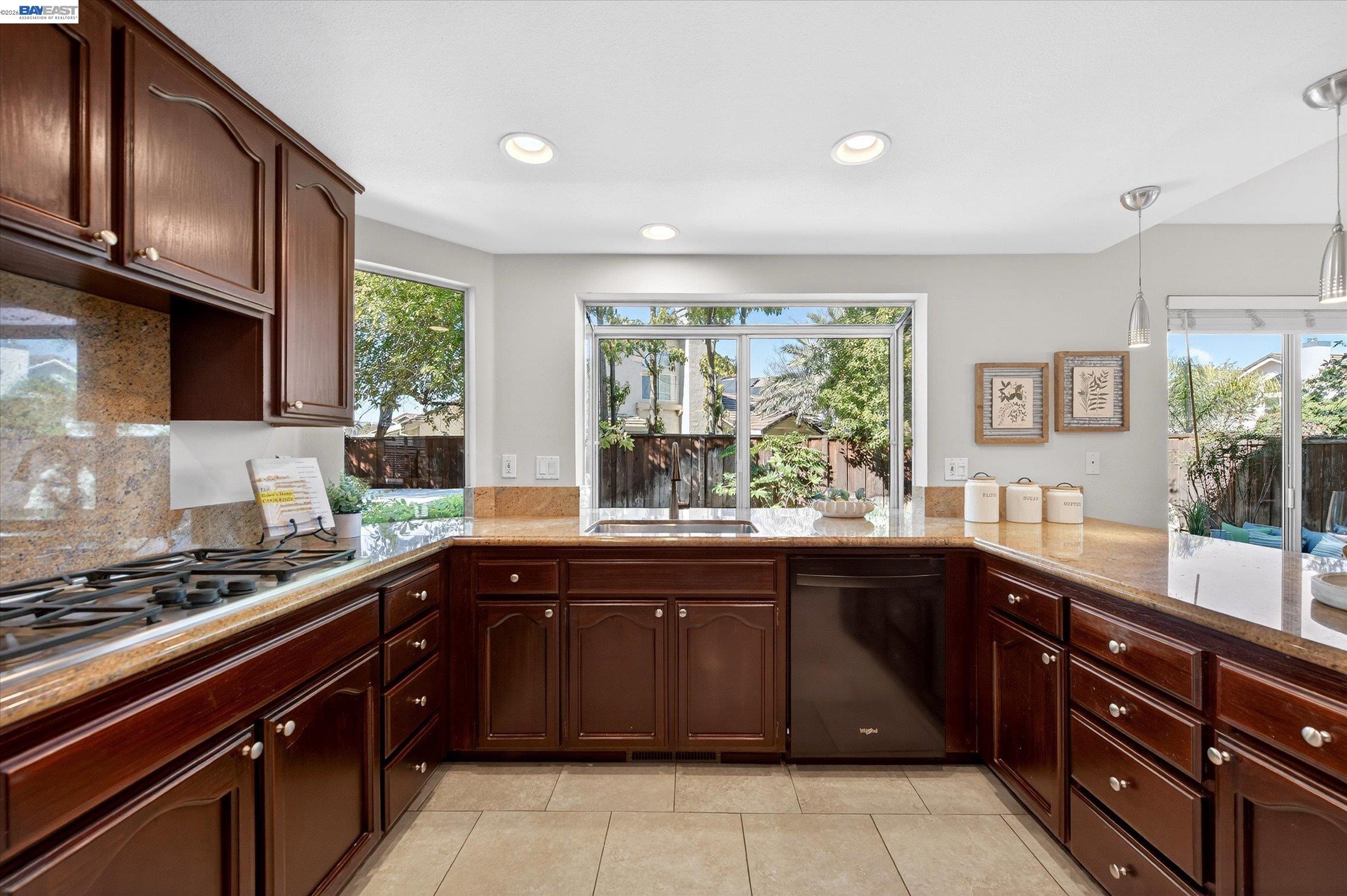 Detail Gallery Image 16 of 44 For 3329 Vermont Pl, Pleasanton,  CA 94588 - 4 Beds | 3 Baths