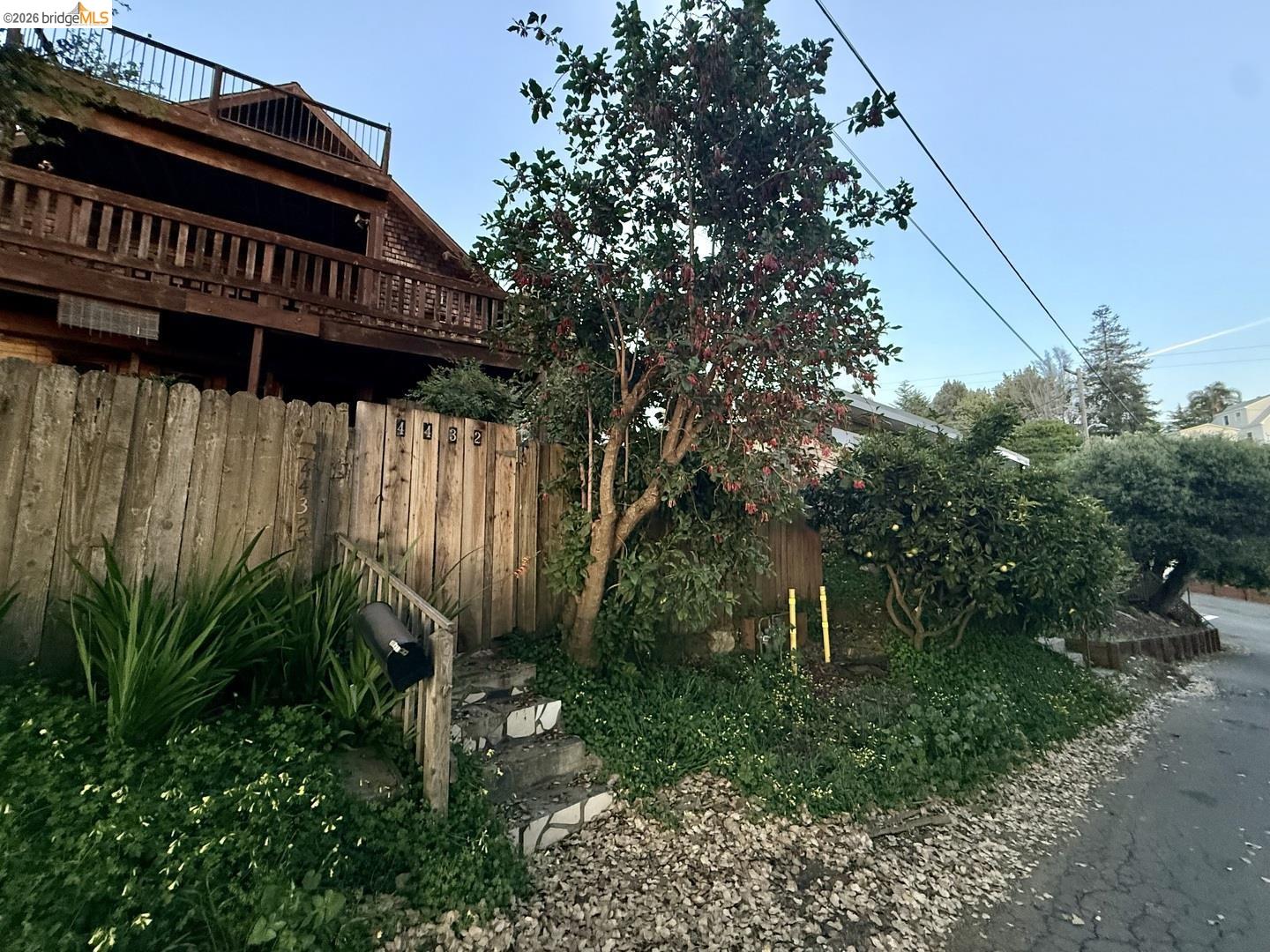 Detail Gallery Image 2 of 19 For 4432 Harbor View Ave, Oakland,  CA 94619 - 3 Beds | 2 Baths