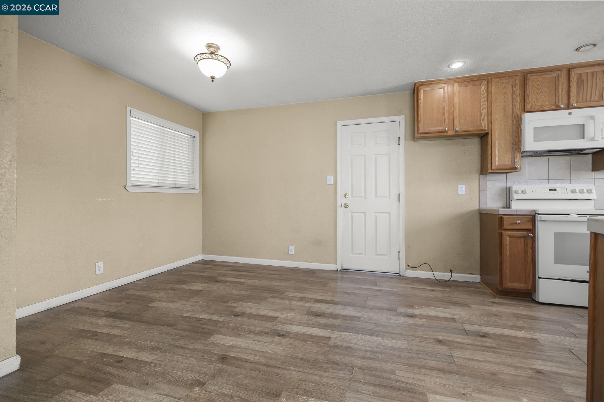Detail Gallery Image 9 of 26 For 1515 Thornwood Dr, Concord,  CA 94521 - 3 Beds | 2 Baths