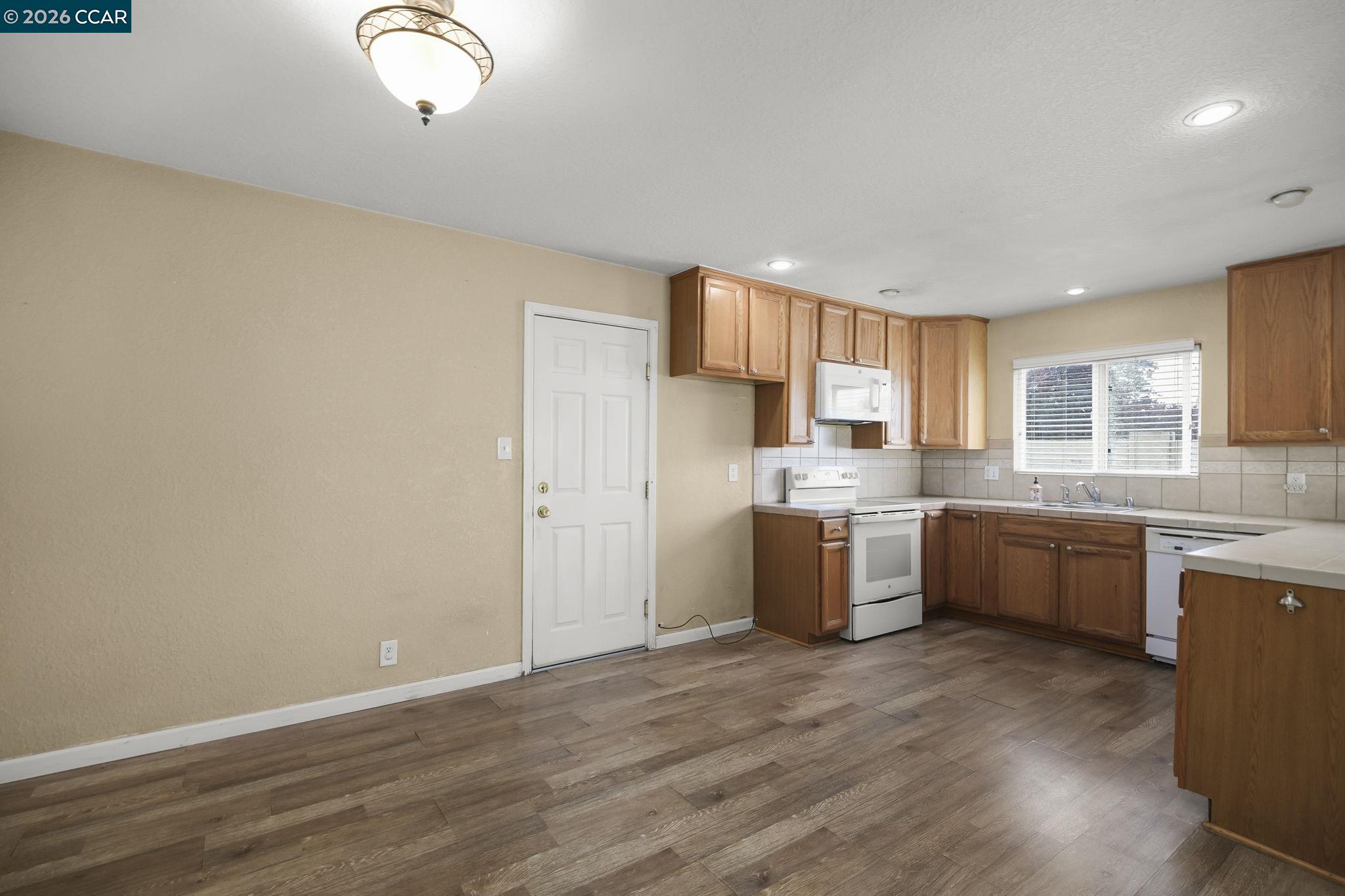 Detail Gallery Image 10 of 26 For 1515 Thornwood Dr, Concord,  CA 94521 - 3 Beds | 2 Baths