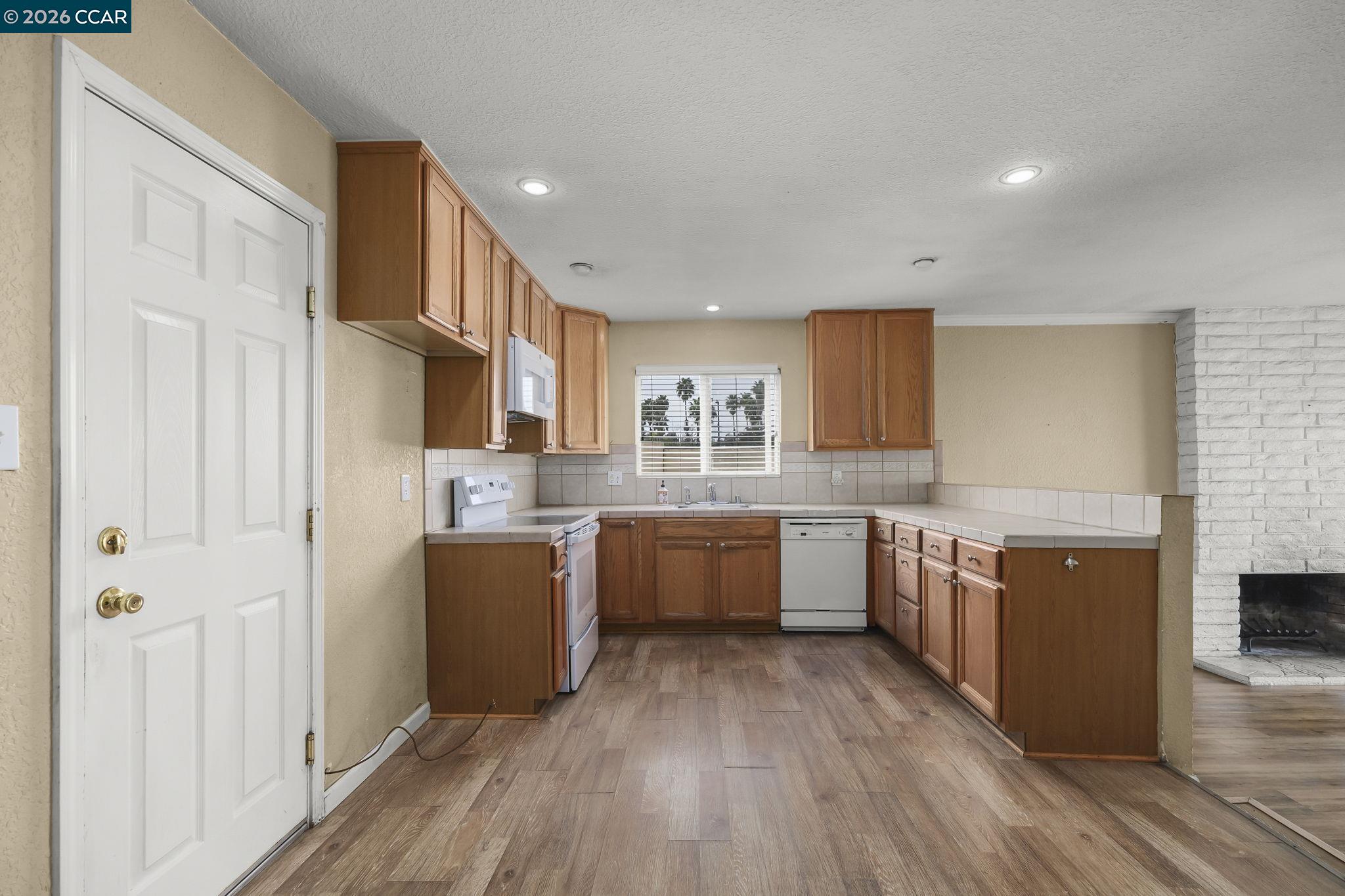 Detail Gallery Image 11 of 26 For 1515 Thornwood Dr, Concord,  CA 94521 - 3 Beds | 2 Baths