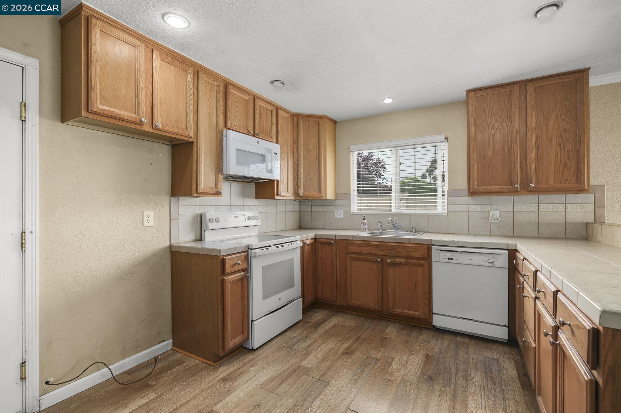 Detail Gallery Image 12 of 26 For 1515 Thornwood Dr, Concord,  CA 94521 - 3 Beds | 2 Baths