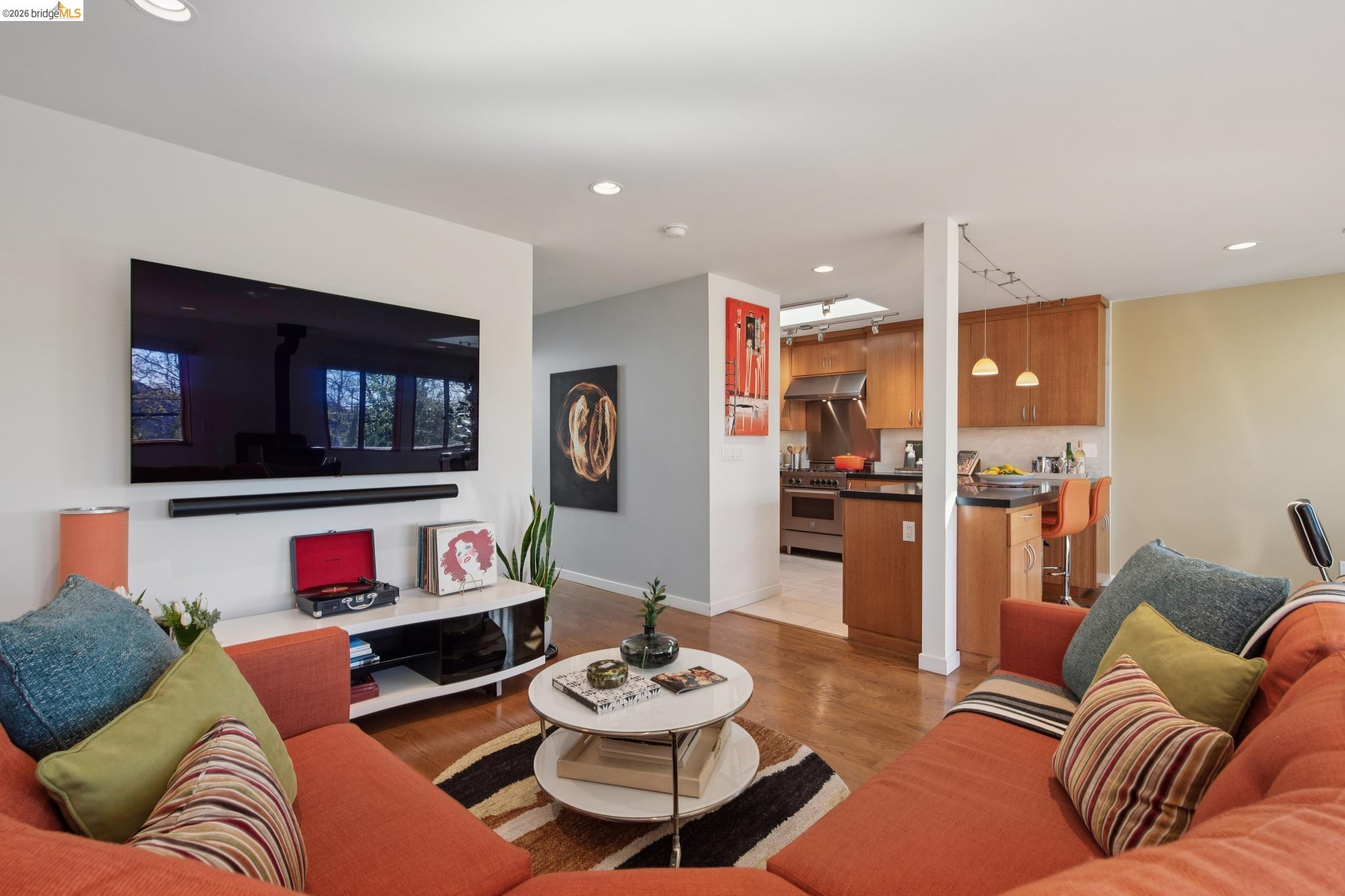 Detail Gallery Image 11 of 60 For 1260 63rd St., Emeryville,  CA 94608-2102 - 7 Beds | 4 Baths