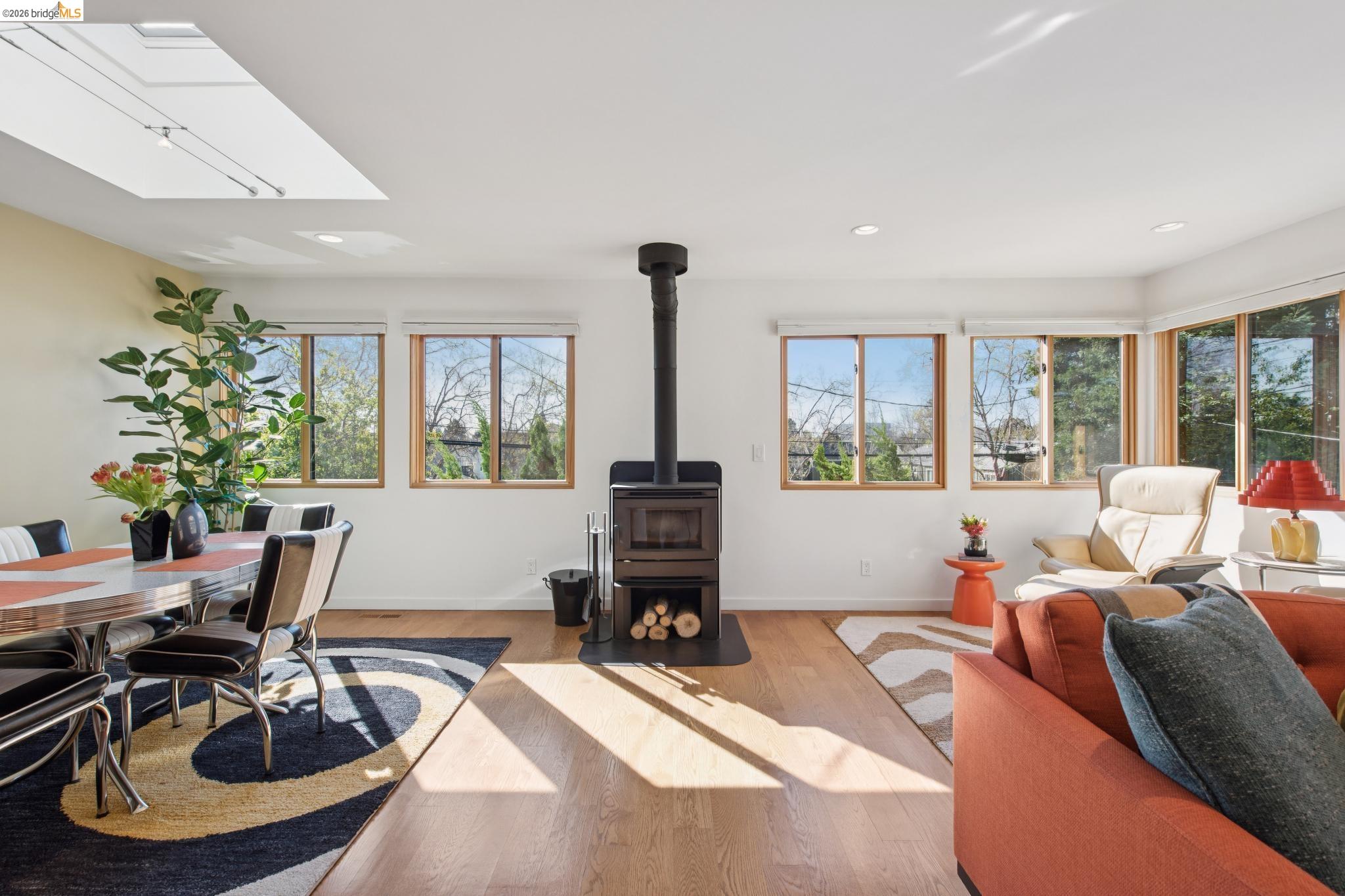 Detail Gallery Image 12 of 60 For 1260 63rd St., Emeryville,  CA 94608-2102 - 7 Beds | 4 Baths