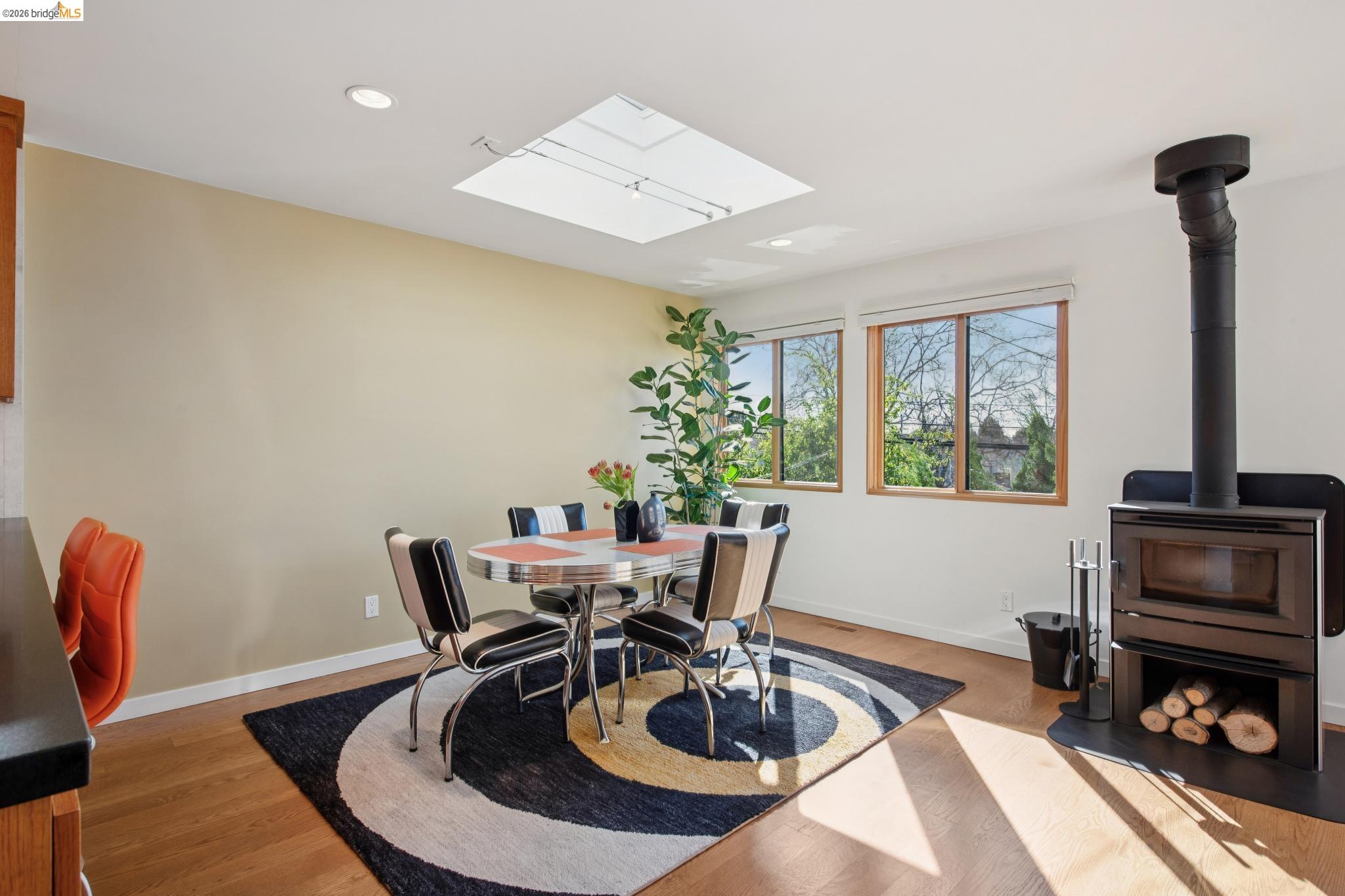 Detail Gallery Image 14 of 60 For 1260 63rd St., Emeryville,  CA 94608-2102 - 7 Beds | 4 Baths