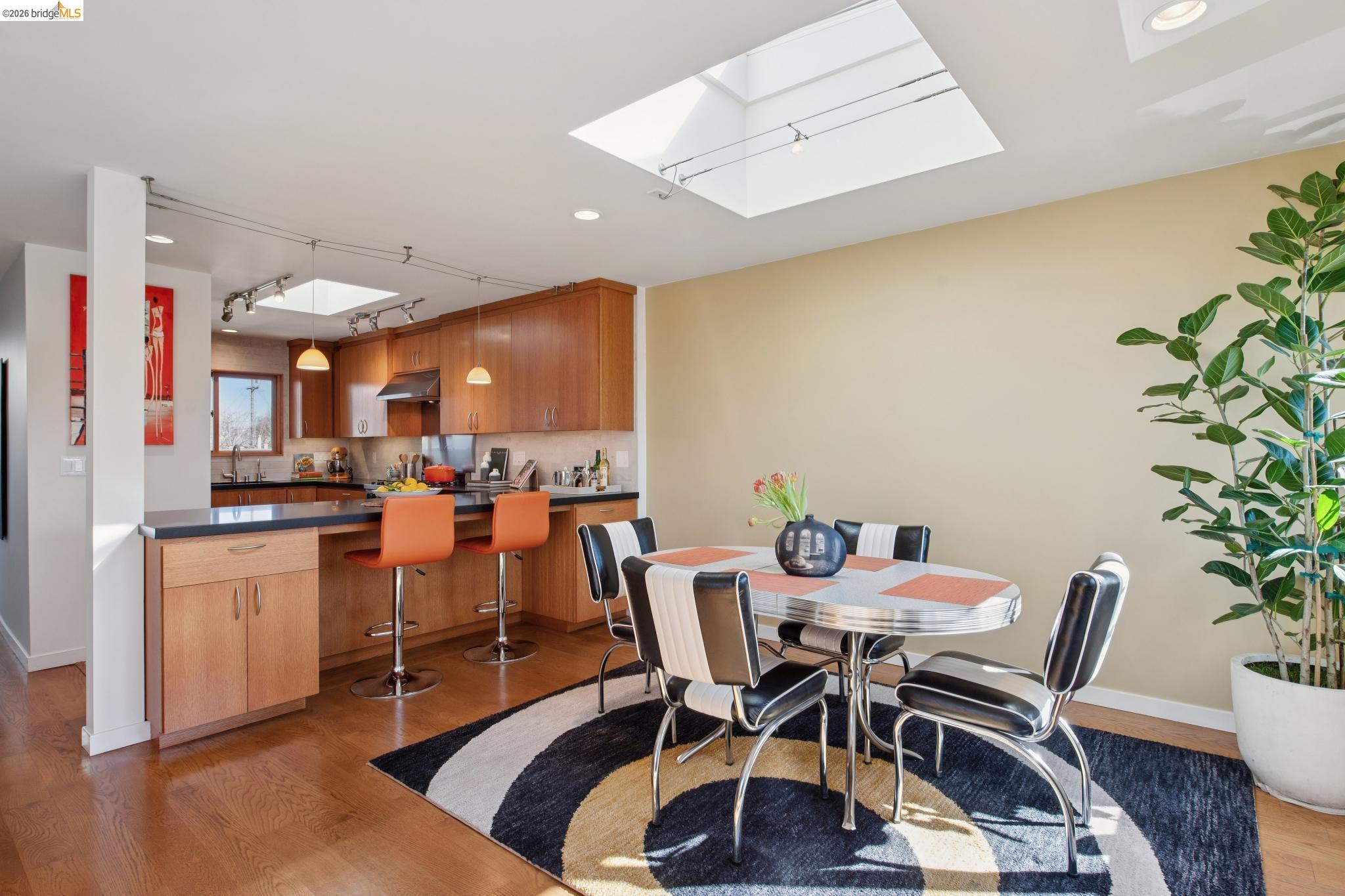 Detail Gallery Image 16 of 60 For 1260 63rd St., Emeryville,  CA 94608-2102 - 7 Beds | 4 Baths