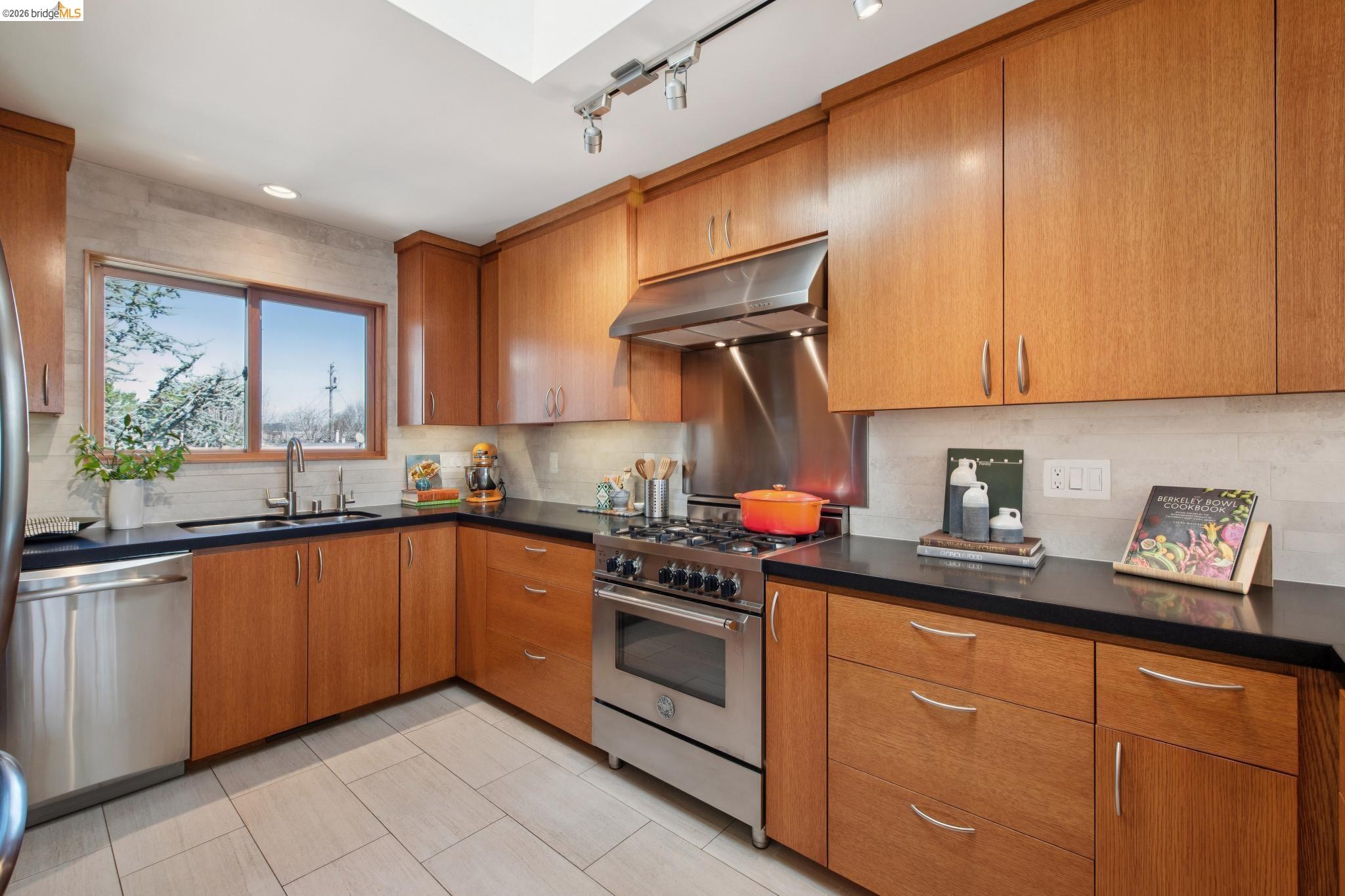 Detail Gallery Image 18 of 60 For 1260 63rd St., Emeryville,  CA 94608-2102 - 7 Beds | 4 Baths