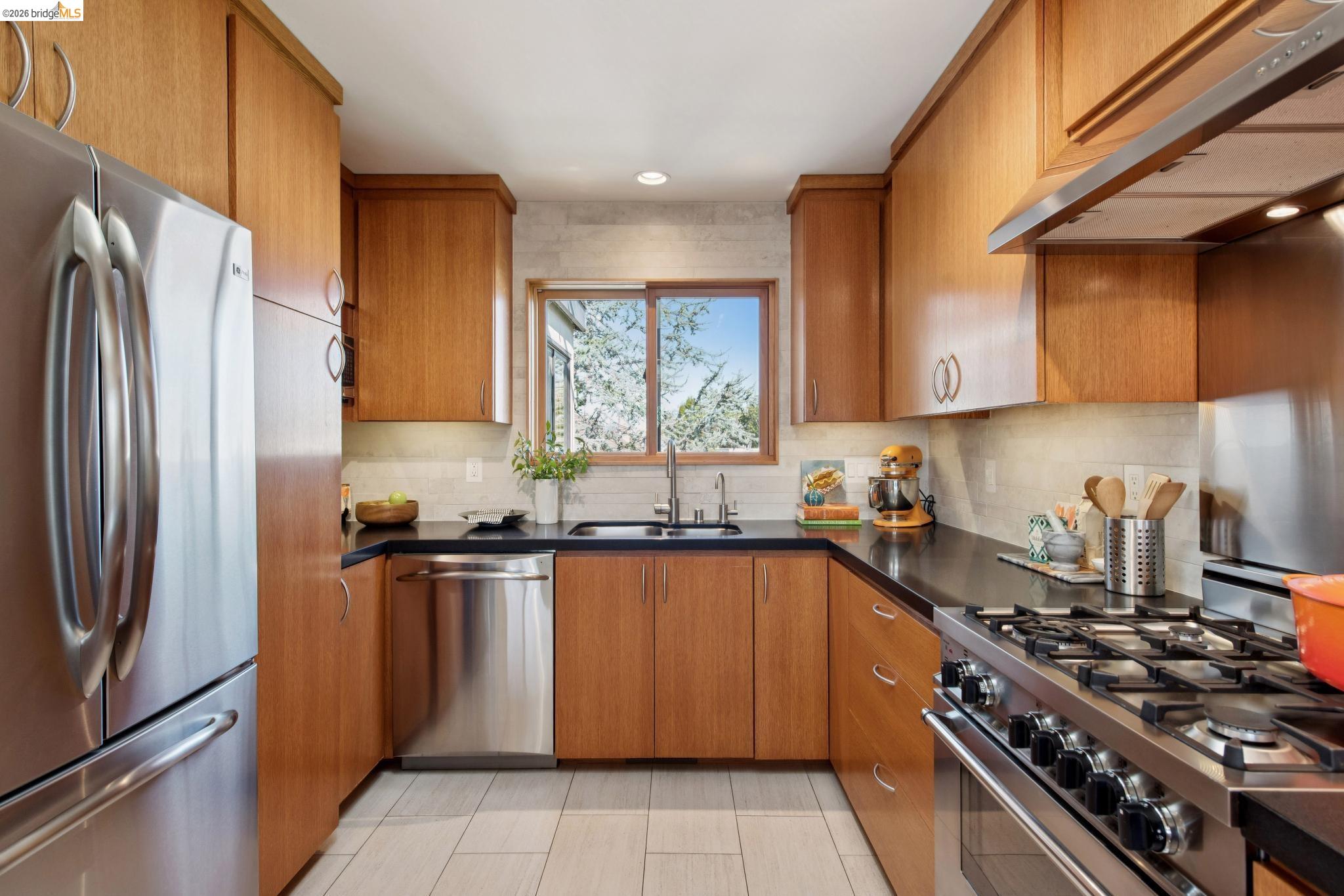 Detail Gallery Image 19 of 60 For 1260 63rd St., Emeryville,  CA 94608-2102 - 7 Beds | 4 Baths