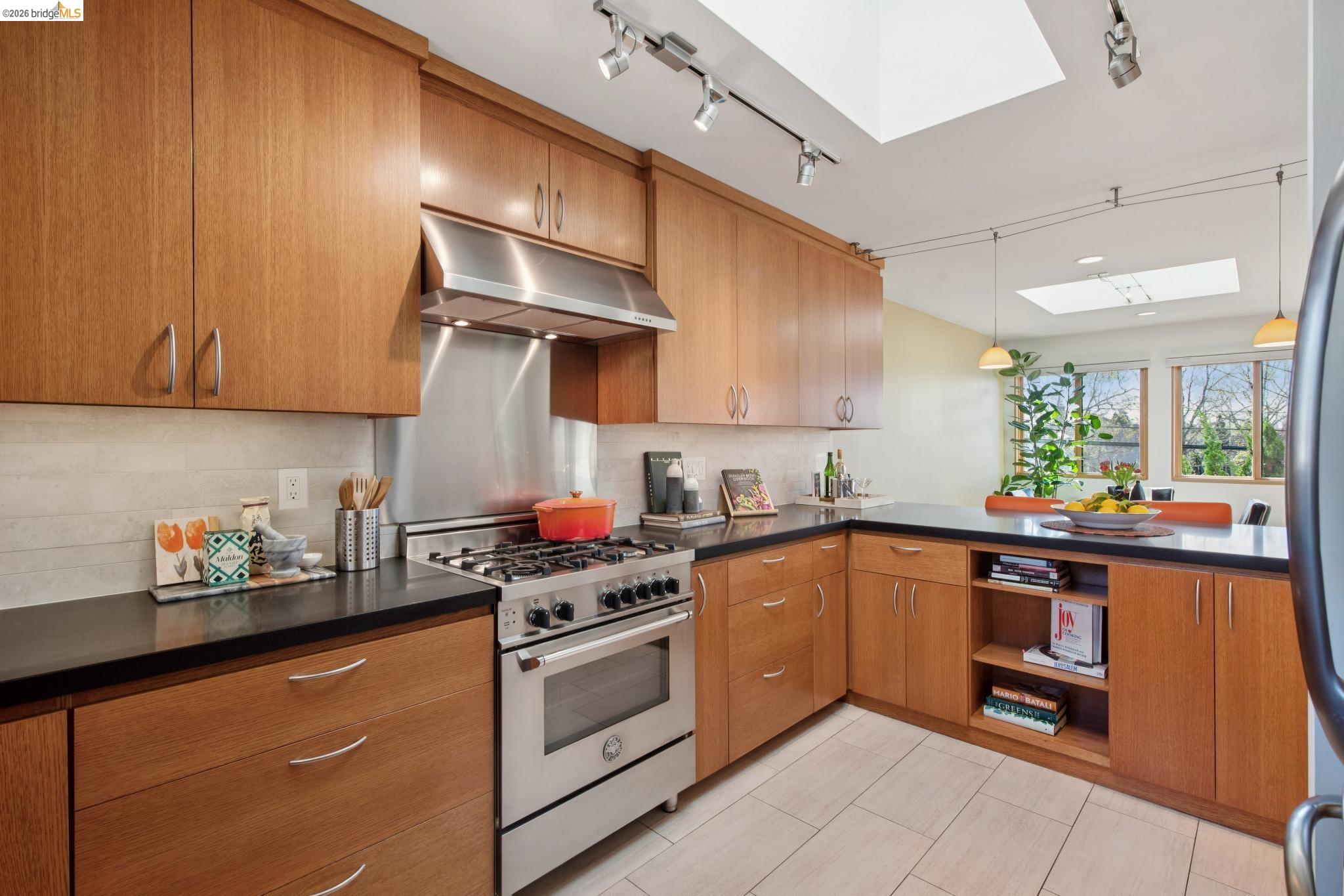 Detail Gallery Image 20 of 60 For 1260 63rd St., Emeryville,  CA 94608-2102 - 7 Beds | 4 Baths