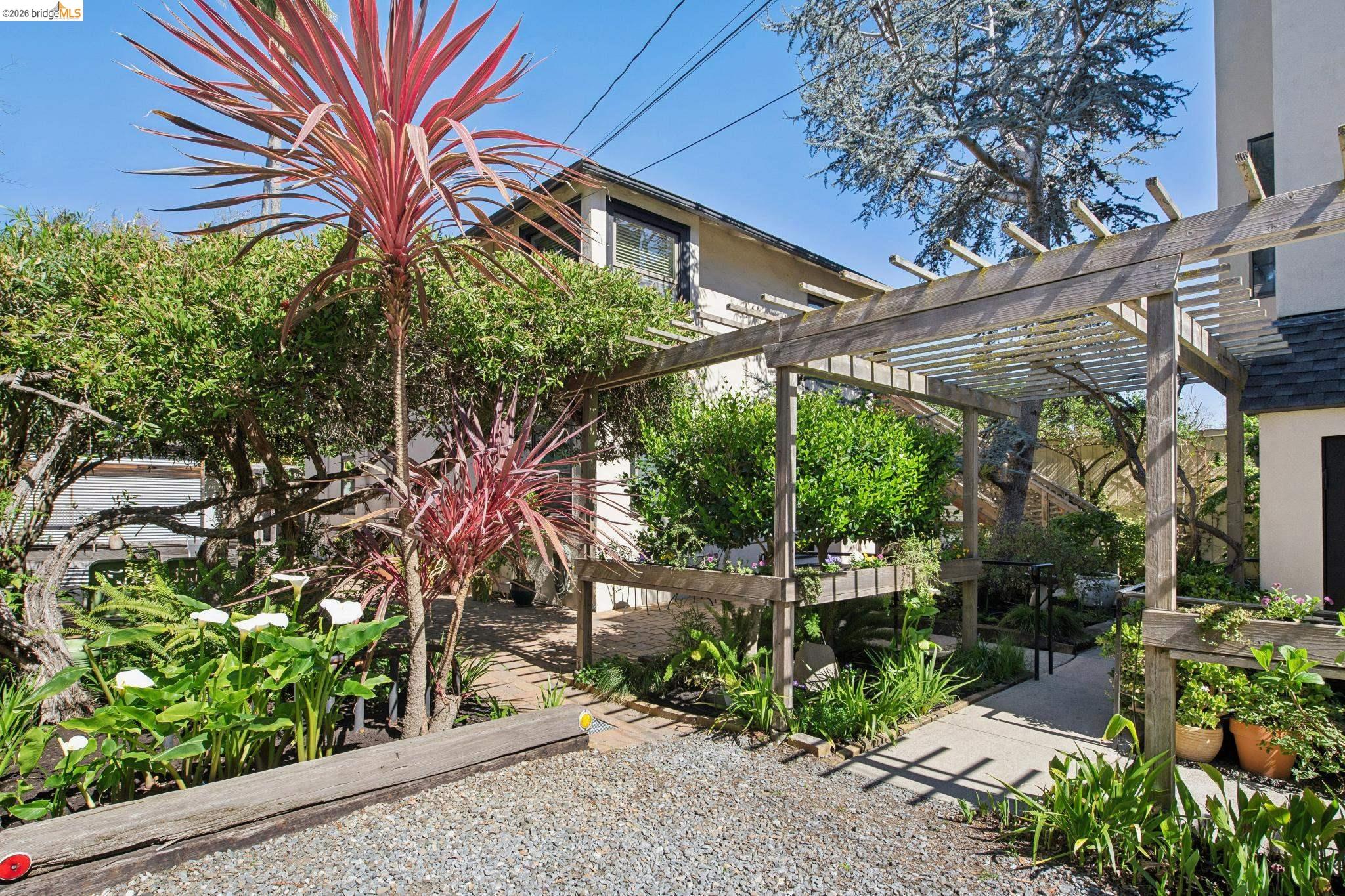 Detail Gallery Image 6 of 60 For 1260 63rd St., Emeryville,  CA 94608-2102 - 7 Beds | 4 Baths