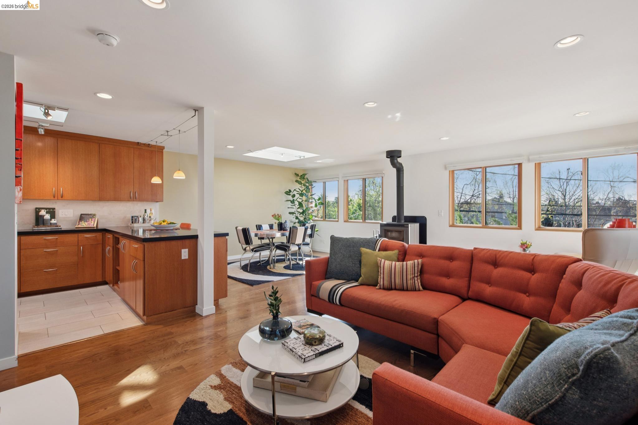 Detail Gallery Image 10 of 60 For 1260 63rd St., Emeryville,  CA 94608-2102 - 7 Beds | 4 Baths