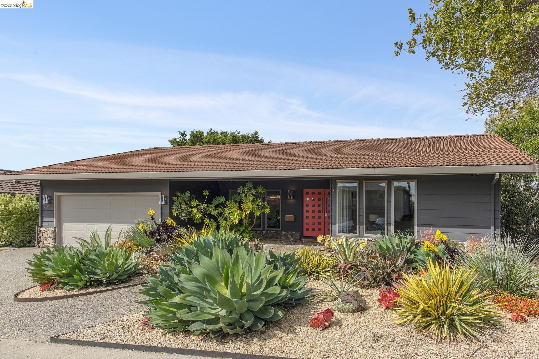 Detail Gallery Image 2 of 60 For 7919 Phaeton Dr, Oakland,  CA 94605 - 3 Beds | 2/1 Baths