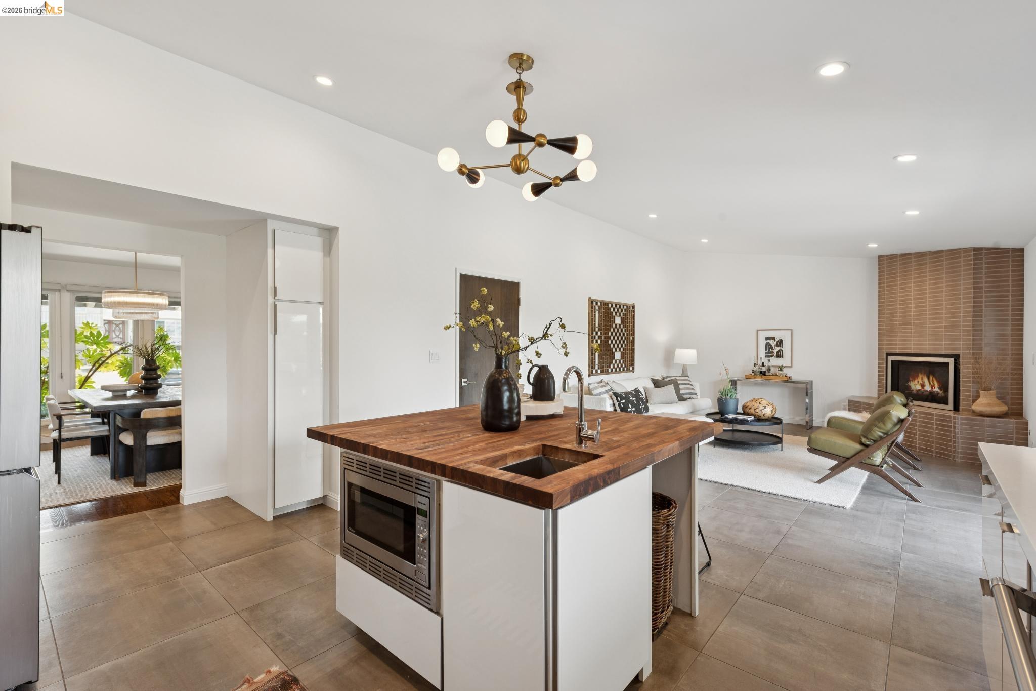 Detail Gallery Image 14 of 60 For 7919 Phaeton Dr, Oakland,  CA 94605 - 3 Beds | 2/1 Baths