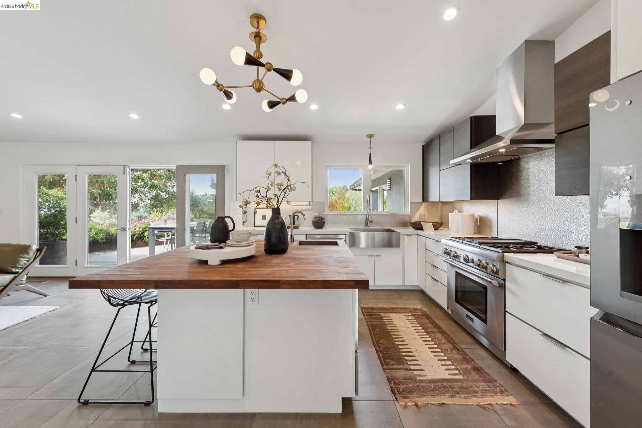 Detail Gallery Image 16 of 60 For 7919 Phaeton Dr, Oakland,  CA 94605 - 3 Beds | 2/1 Baths