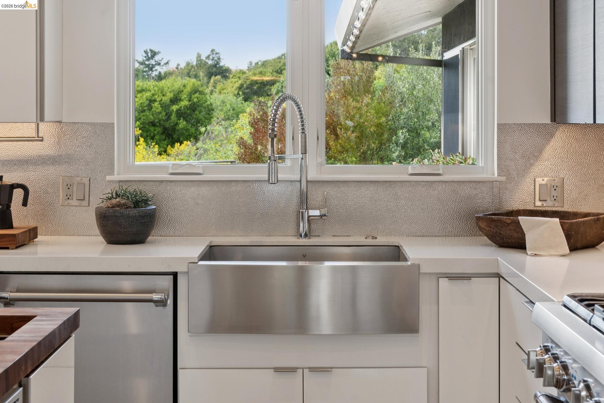 Detail Gallery Image 18 of 60 For 7919 Phaeton Dr, Oakland,  CA 94605 - 3 Beds | 2/1 Baths