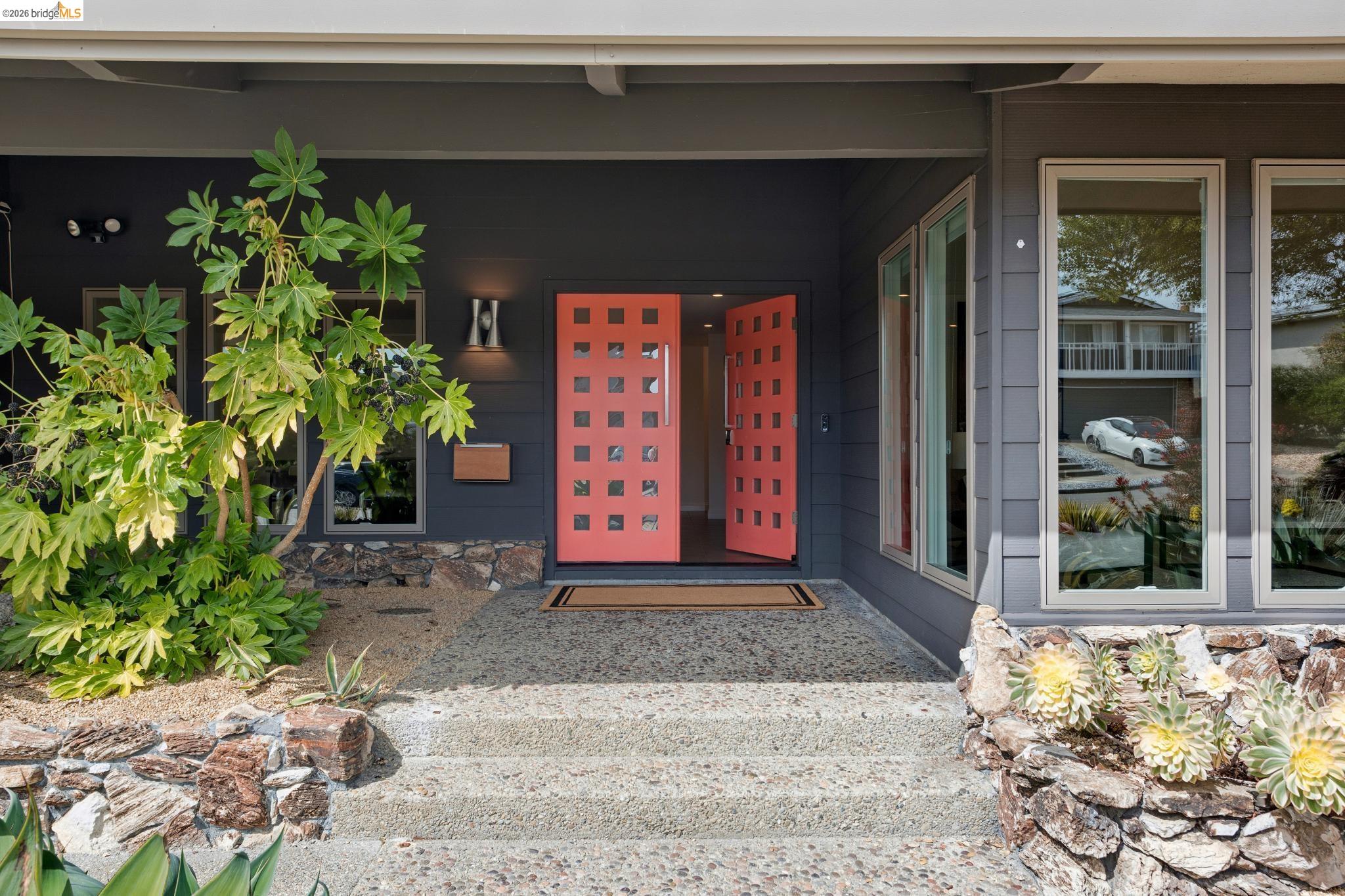 Detail Gallery Image 3 of 60 For 7919 Phaeton Dr, Oakland,  CA 94605 - 3 Beds | 2/1 Baths