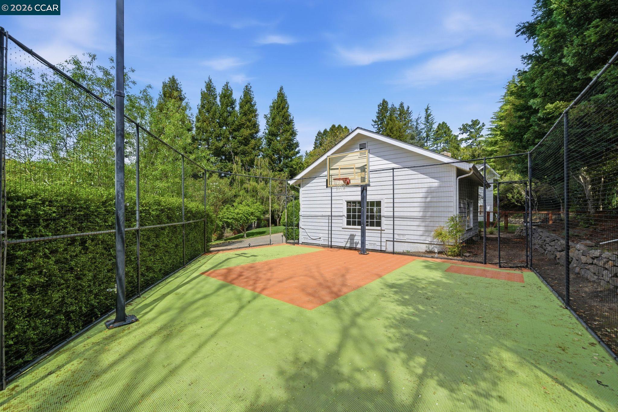 Detail Gallery Image 30 of 53 For 3 Honey Hill Ct, Orinda,  CA 94563 - 6 Beds | 4/1 Baths