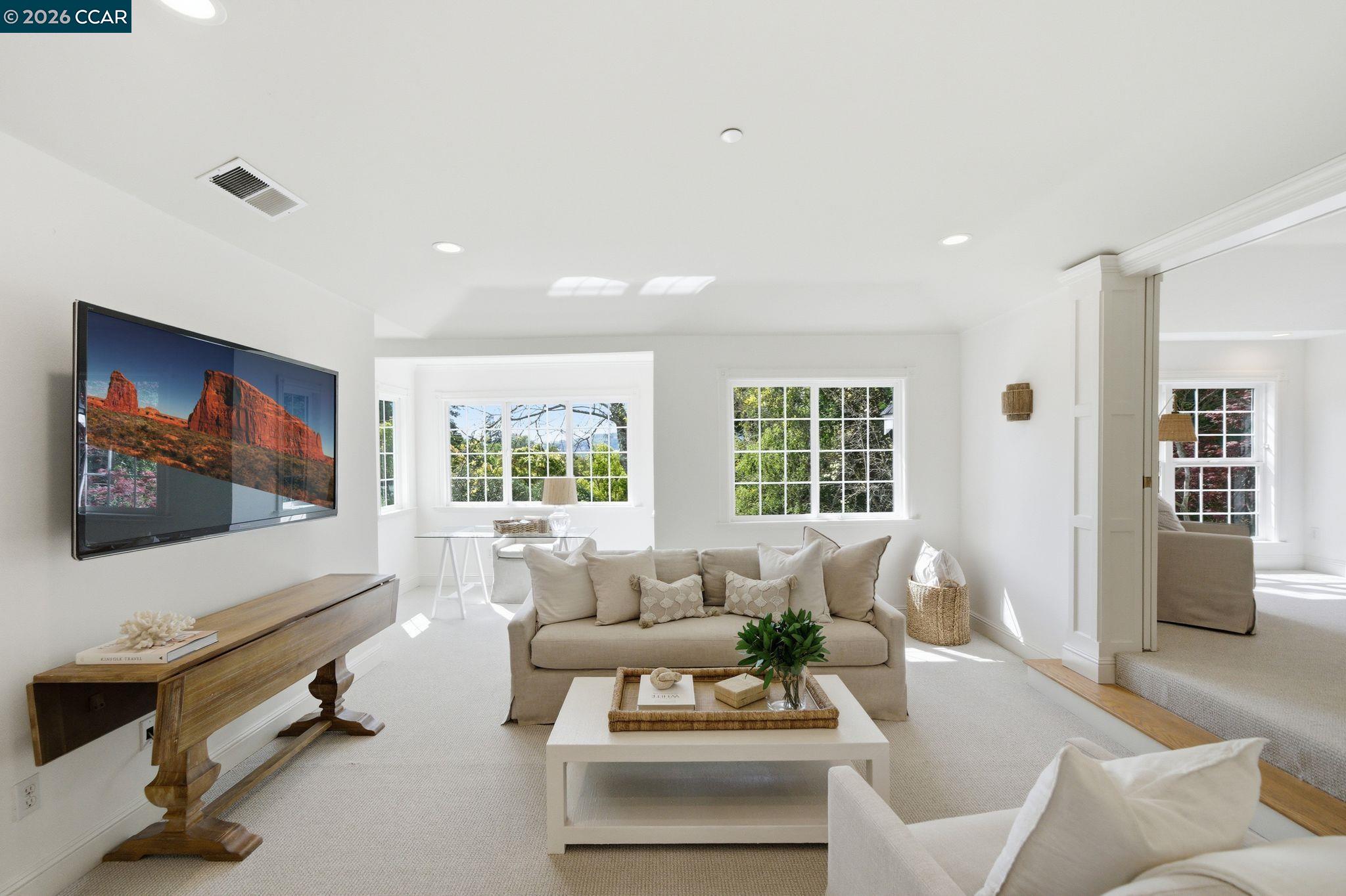 Detail Gallery Image 31 of 53 For 3 Honey Hill Ct, Orinda,  CA 94563 - 6 Beds | 4/1 Baths