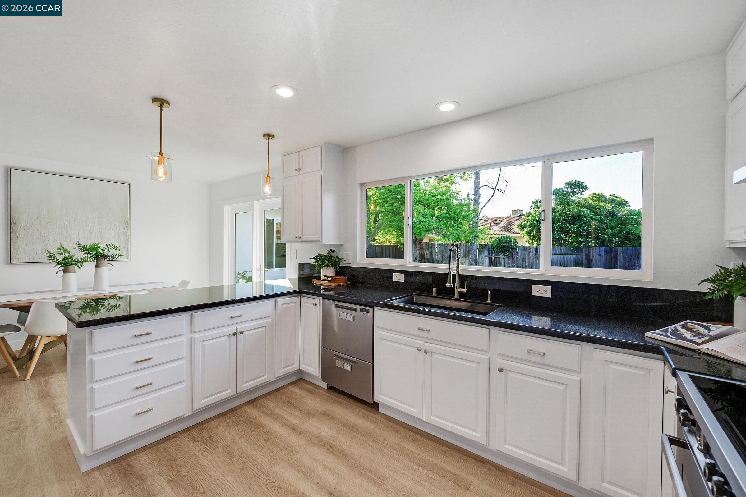 Detail Gallery Image 13 of 42 For 207 Normandy Ln, Walnut Creek,  CA 94598 - 4 Beds | 2/1 Baths