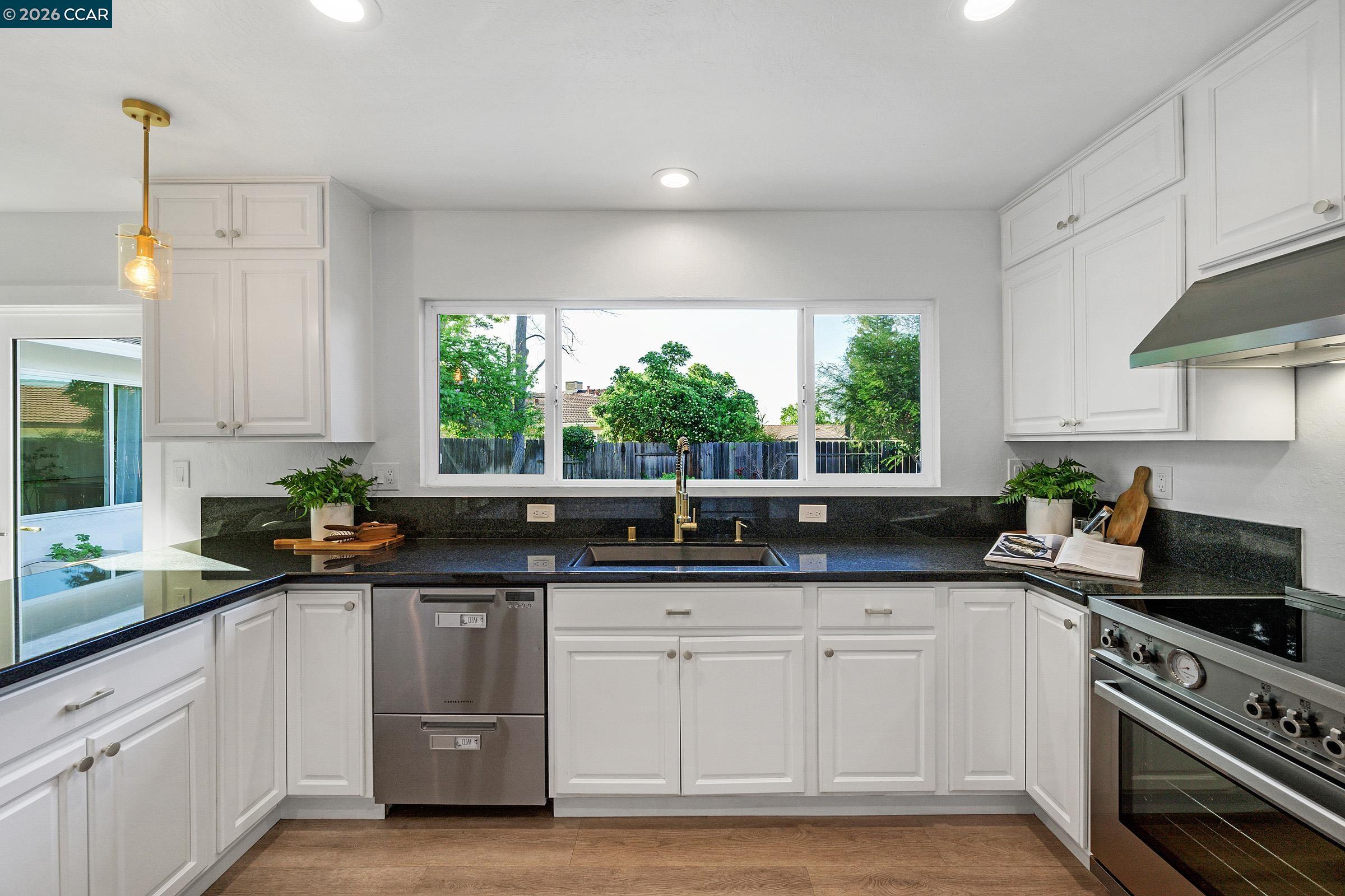 Detail Gallery Image 14 of 42 For 207 Normandy Ln, Walnut Creek,  CA 94598 - 4 Beds | 2/1 Baths