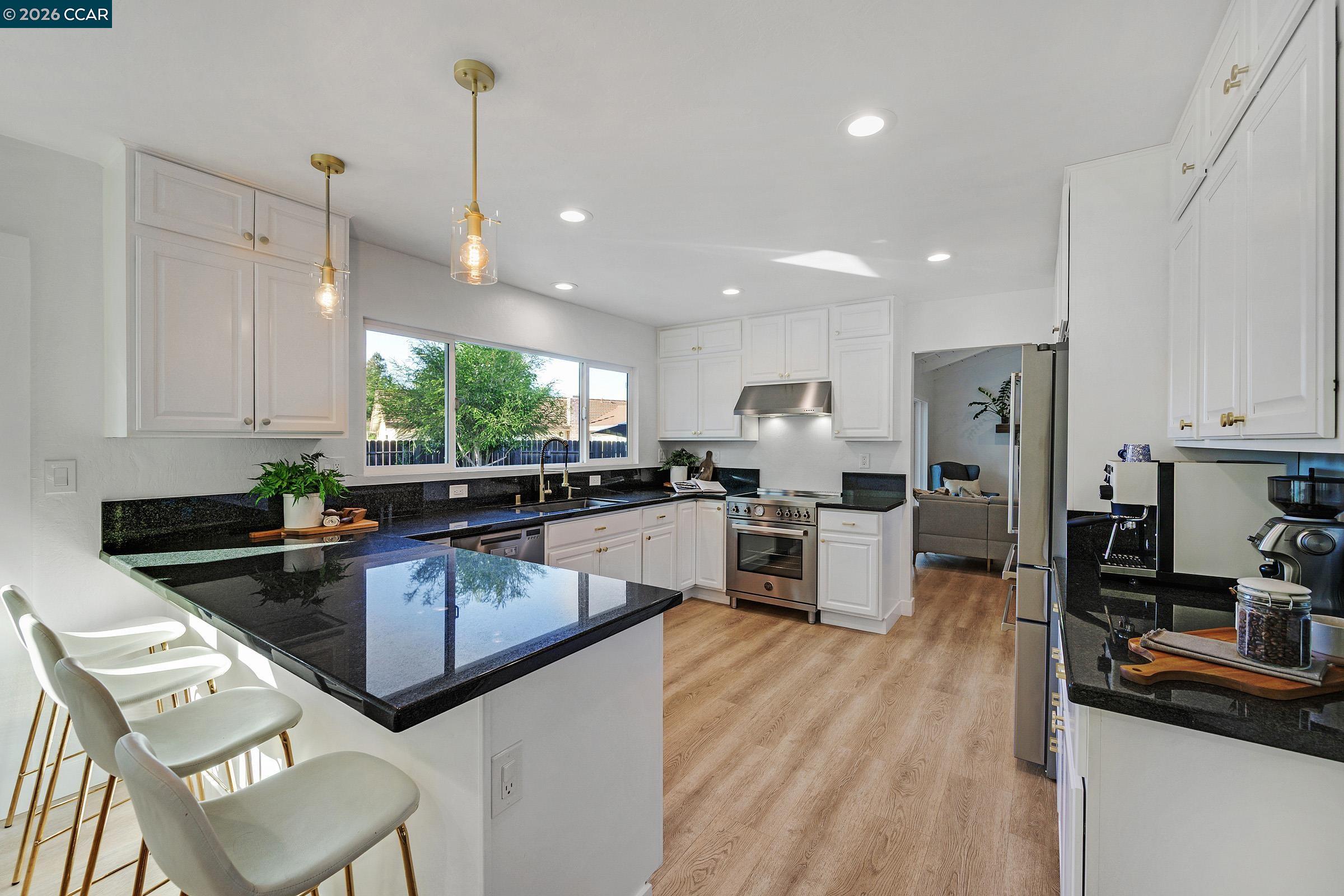 Detail Gallery Image 10 of 42 For 207 Normandy Ln, Walnut Creek,  CA 94598 - 4 Beds | 2/1 Baths