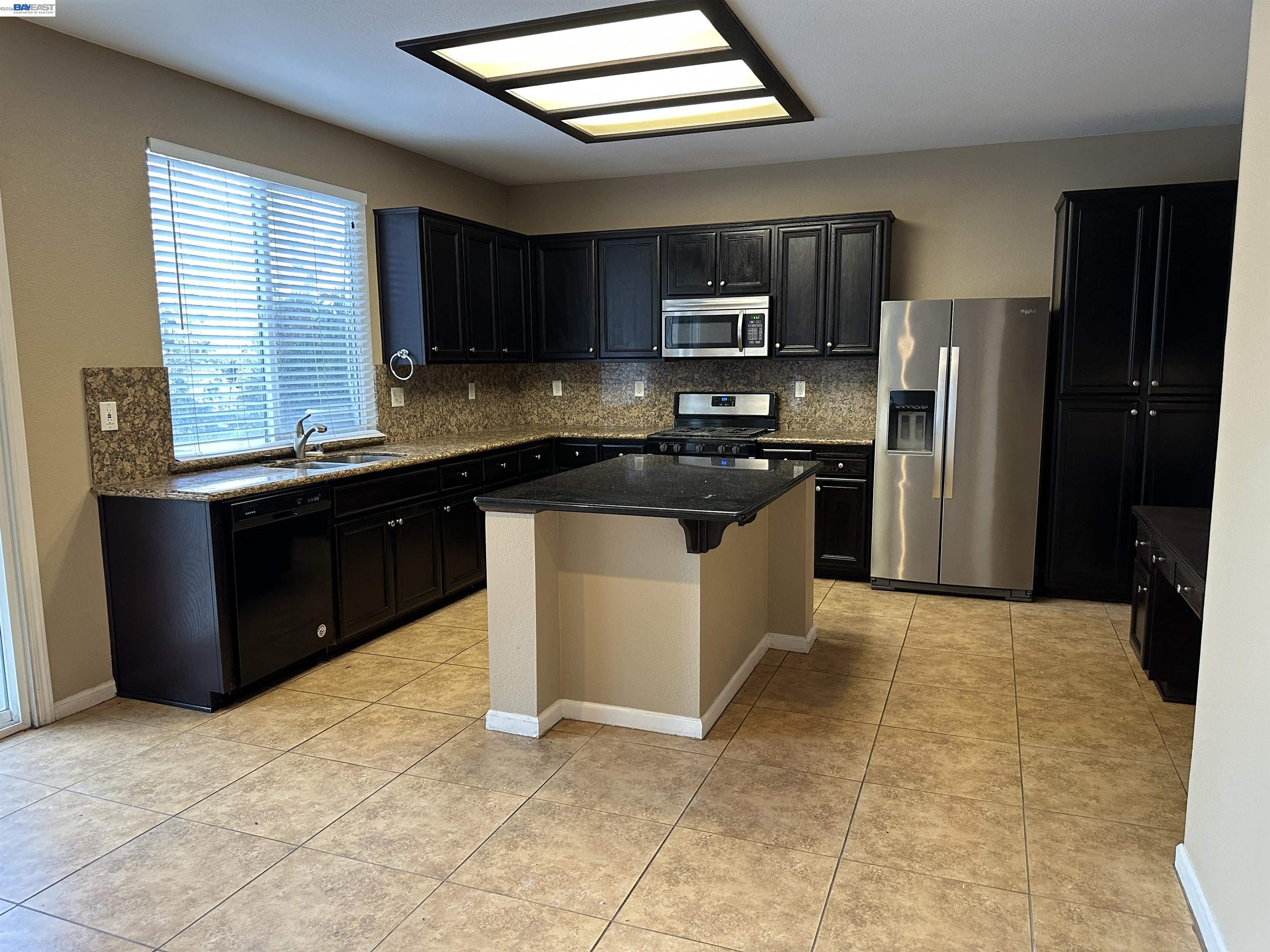 Detail Gallery Image 9 of 25 For 4111 Riverbrook Ct, Stockton,  CA 95219 - 5 Beds | 4 Baths