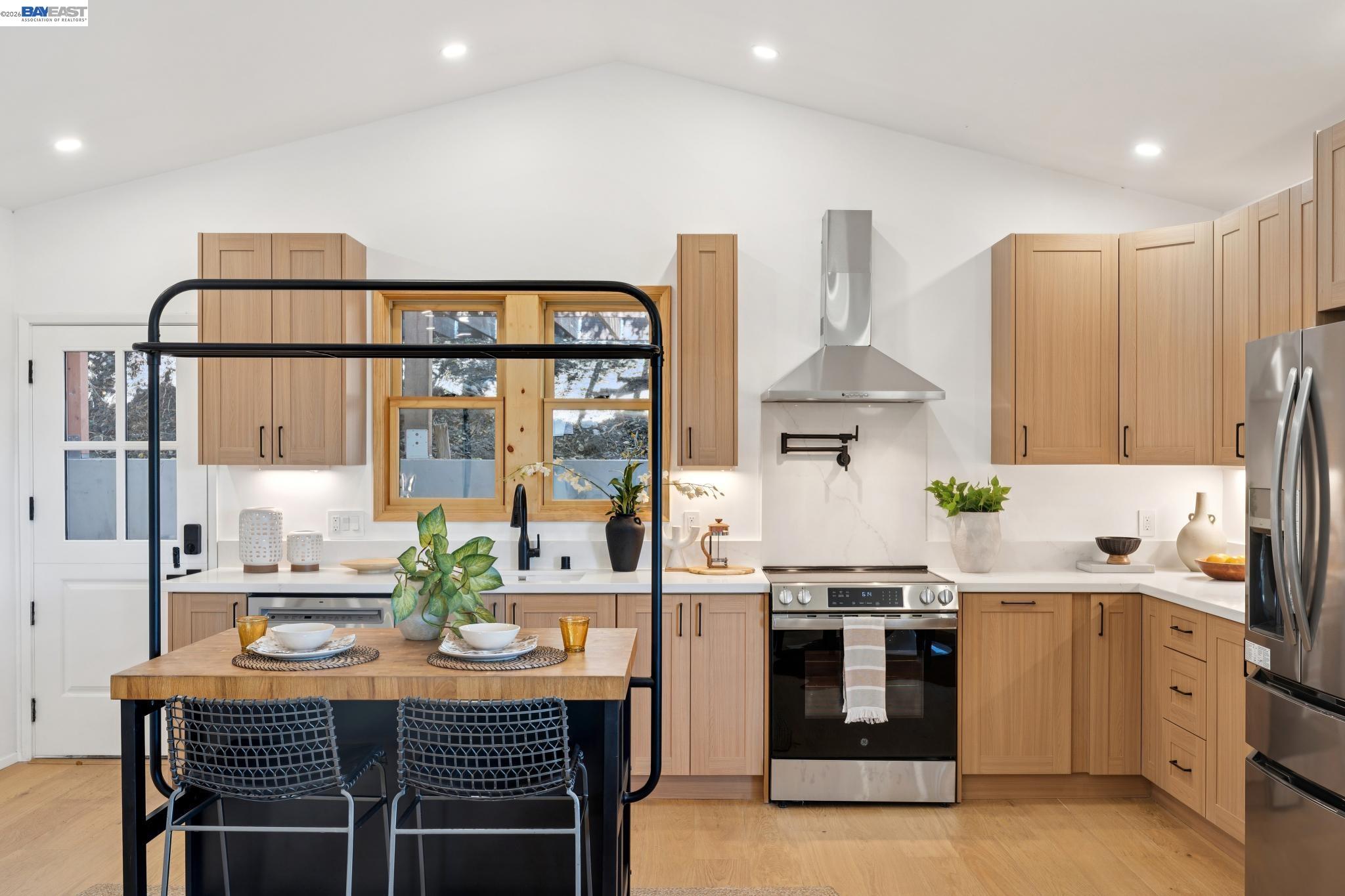 Detail Gallery Image 24 of 46 For 546 Weldon Ave, Oakland,  CA 94610 - 3 Beds | 3 Baths