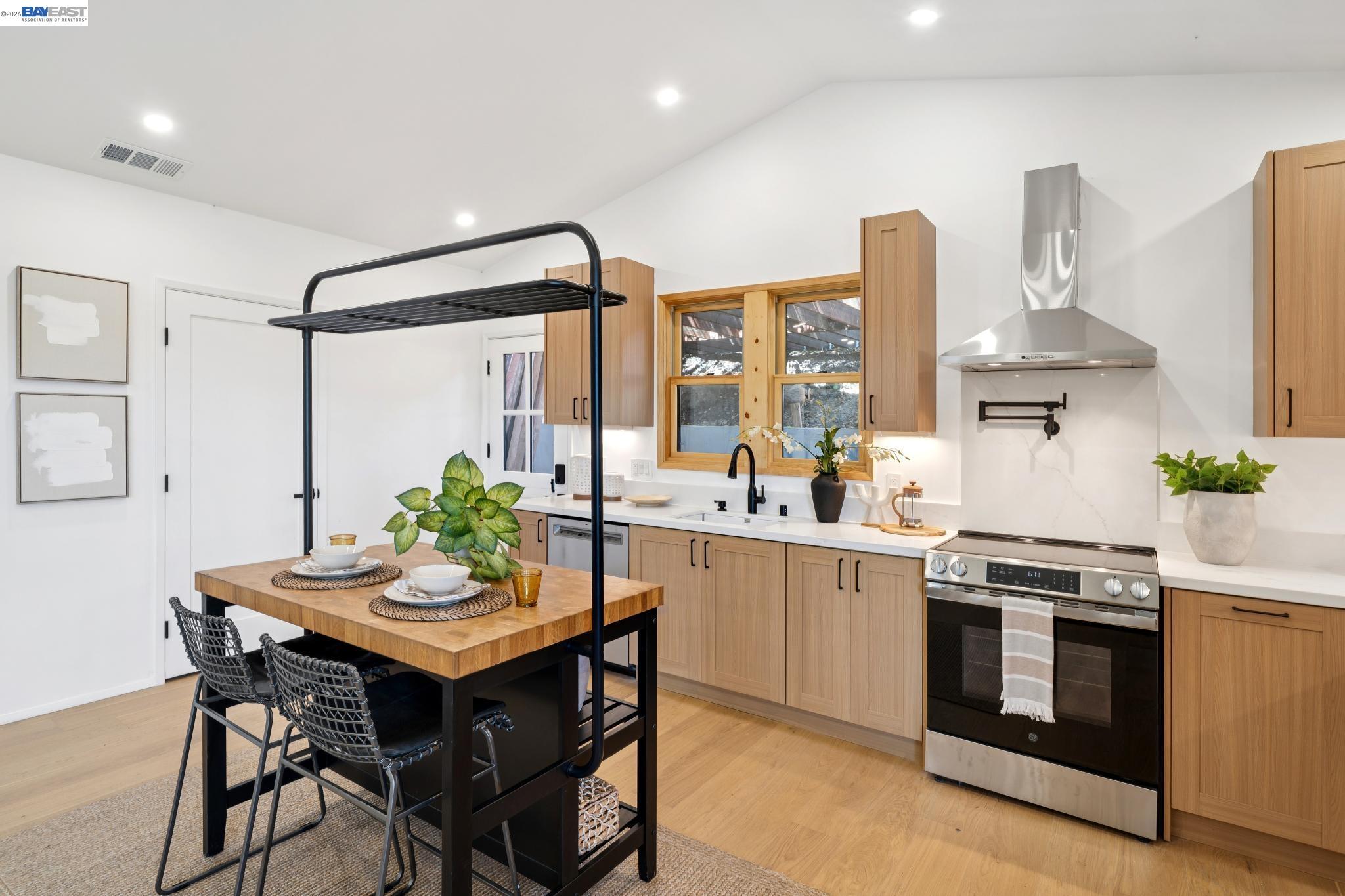 Detail Gallery Image 25 of 46 For 546 Weldon Ave, Oakland,  CA 94610 - 3 Beds | 3 Baths