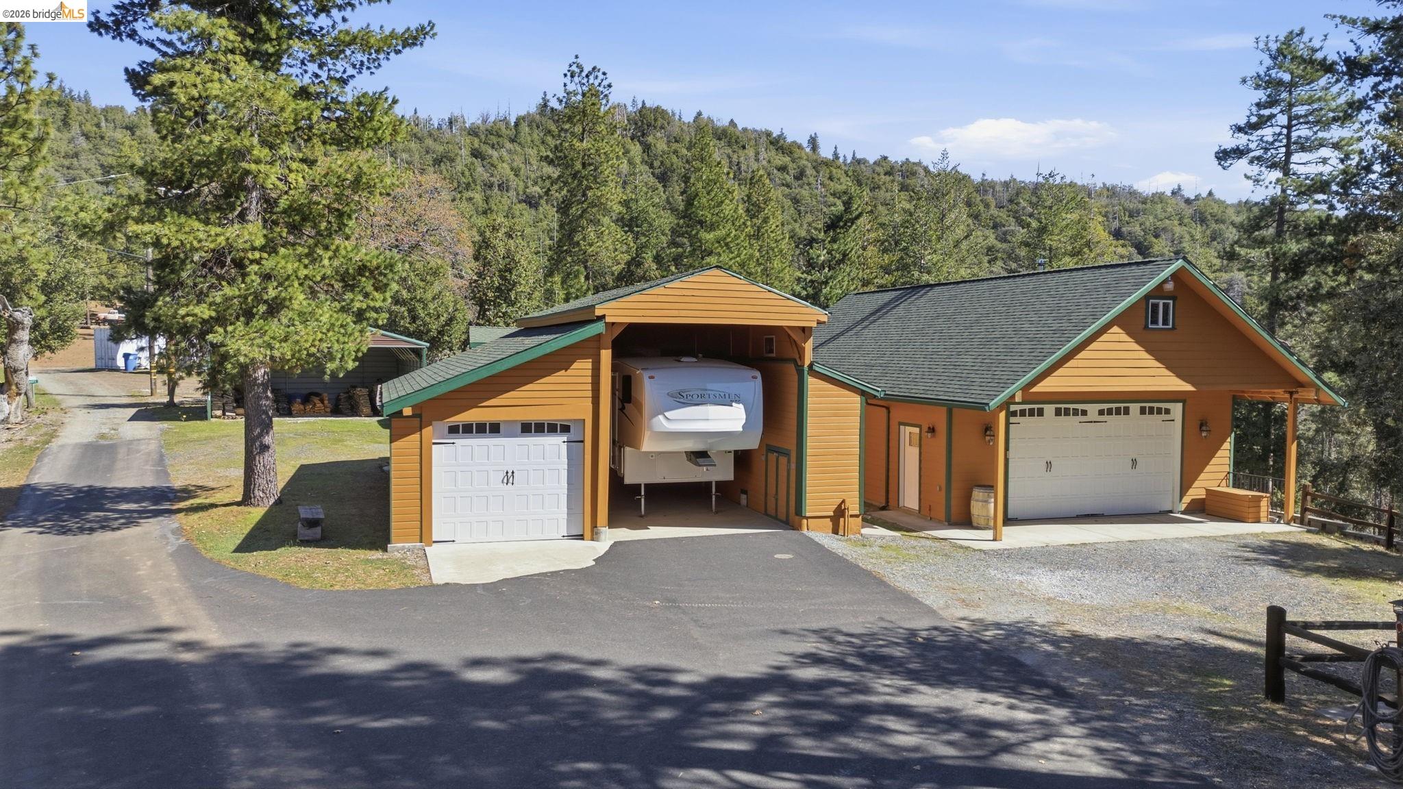 Detail Gallery Image 3 of 60 For 6064 Heron Dr., Coulterville,  CA 95311-9595 - 3 Beds | 3 Baths