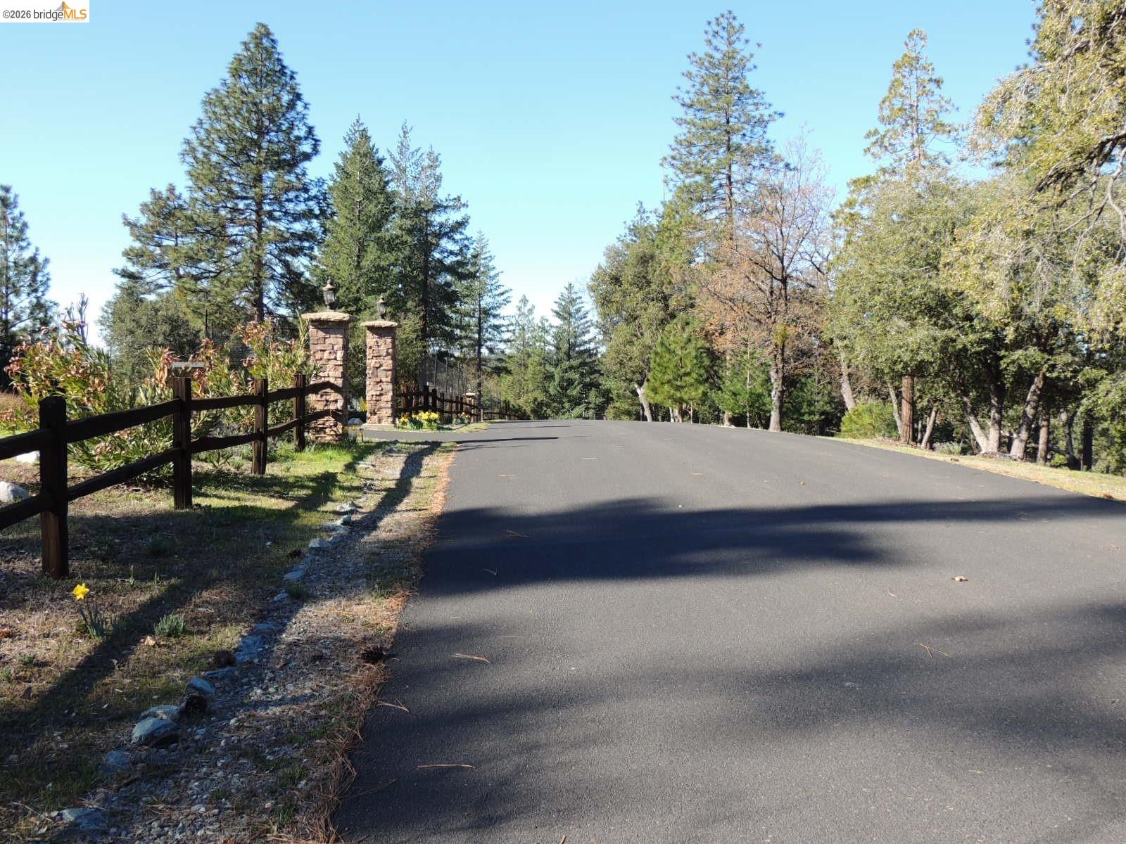 Detail Gallery Image 6 of 60 For 6064 Heron Dr., Coulterville,  CA 95311-9595 - 3 Beds | 3 Baths