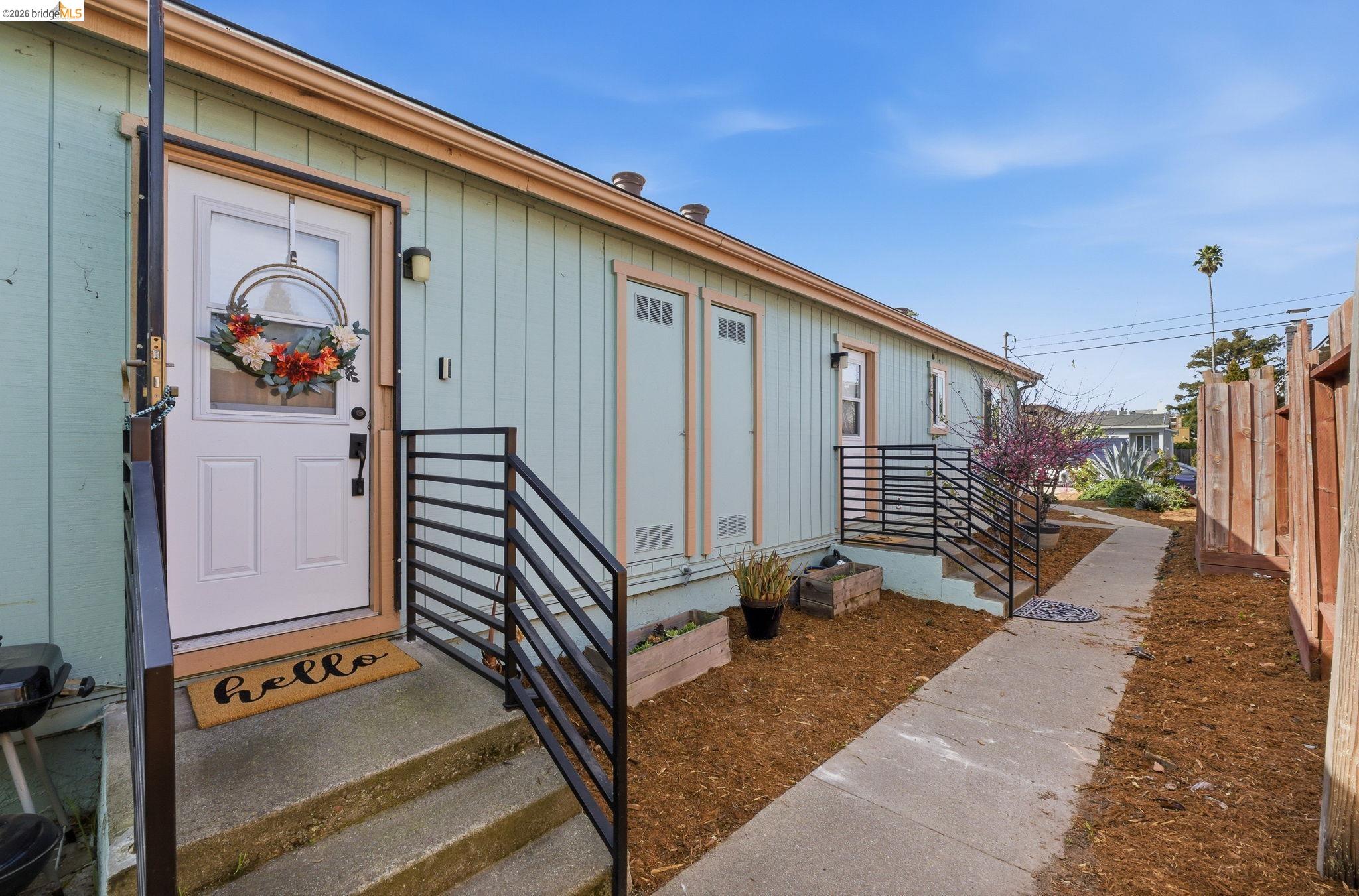 Detail Gallery Image 4 of 12 For 1530 Stuart St, Berkeley,  CA 94703 - 4 Beds | 3 Baths