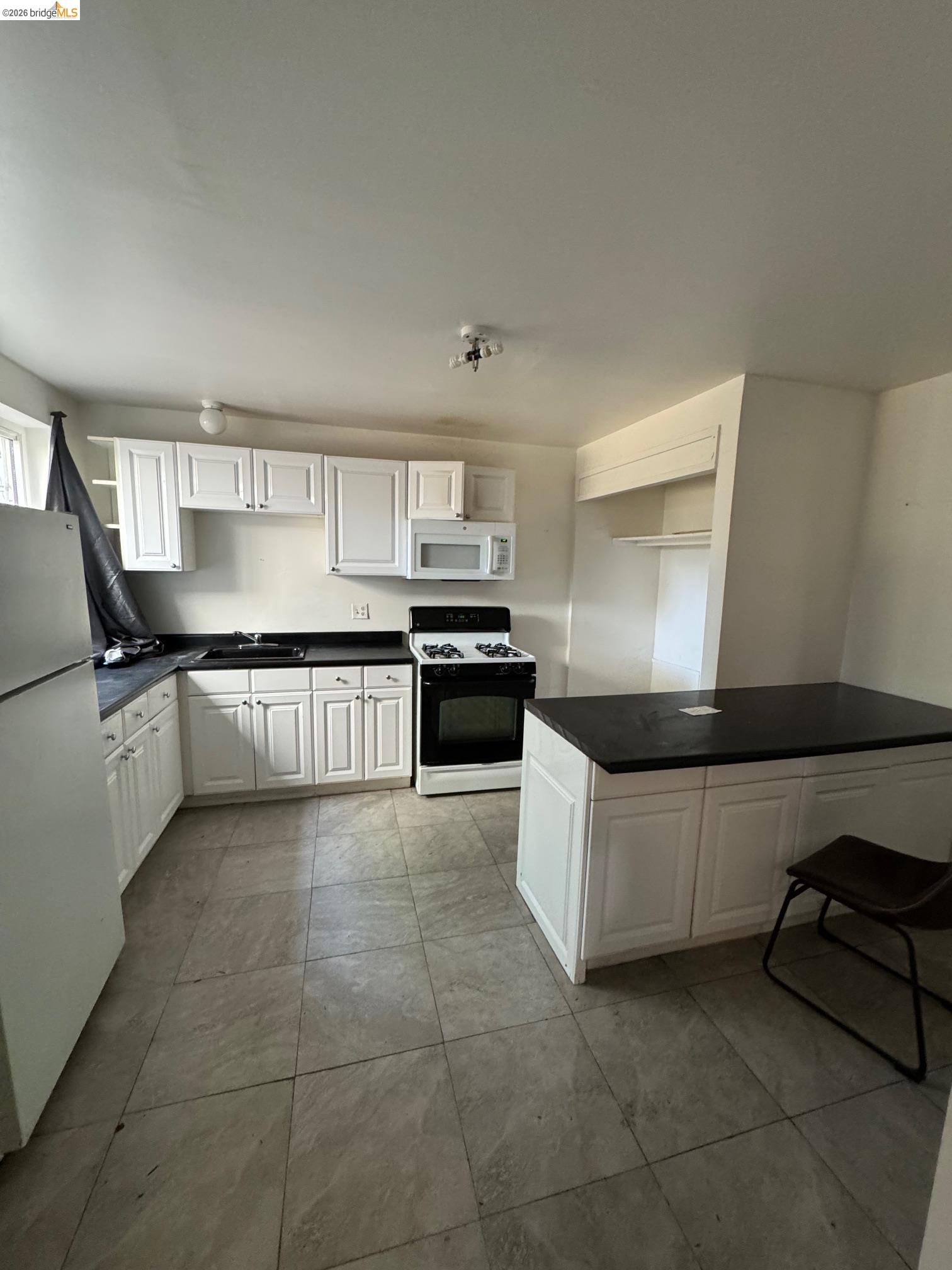 Detail Gallery Image 13 of 15 For 1626 12th St, Oakland,  CA 94607 - – Beds | – Baths