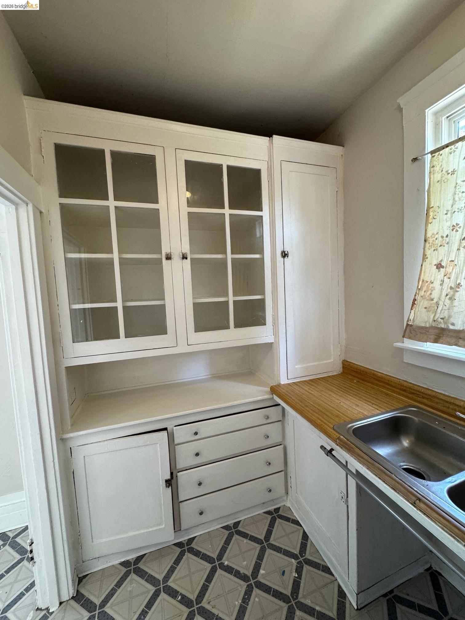 Detail Gallery Image 3 of 15 For 1626 12th St, Oakland,  CA 94607 - – Beds | – Baths